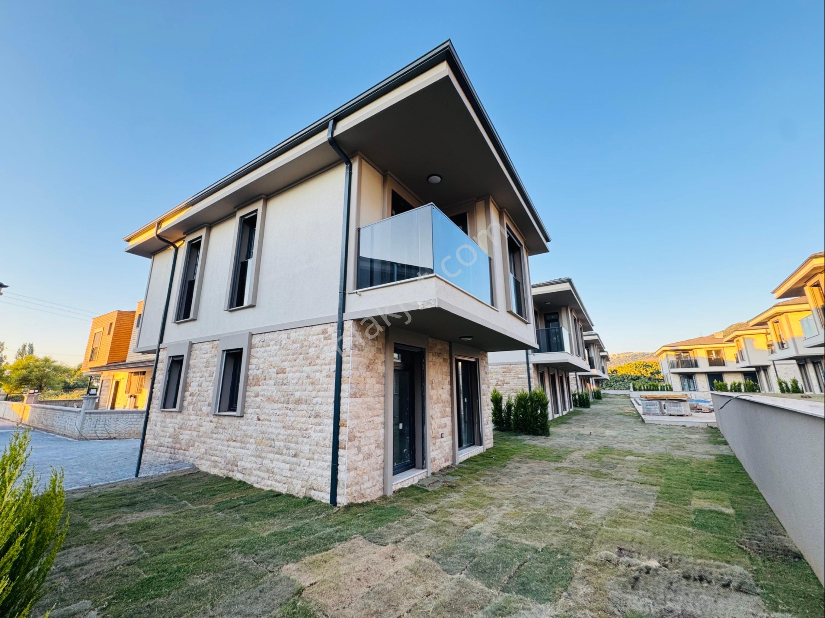 Kuşadası Güzelçamlı’da Ortak Havuzlu Otoparklı Satılık 3+1 Villa - Görsel 2