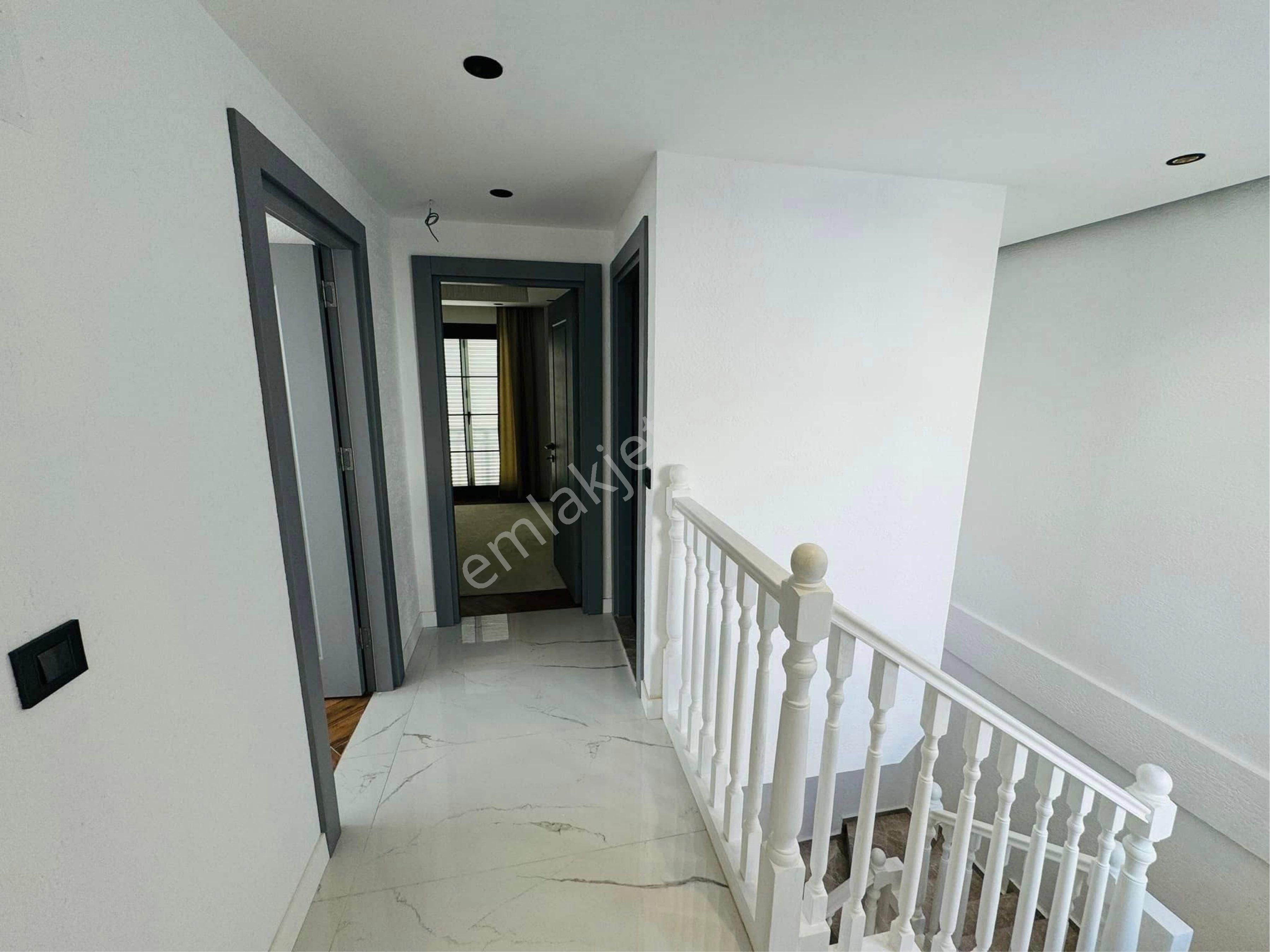 Kuşadası Avm Bölgesinde Hamam Saunalı Özel Havuzlu 4+1 Villa - Görsel 25