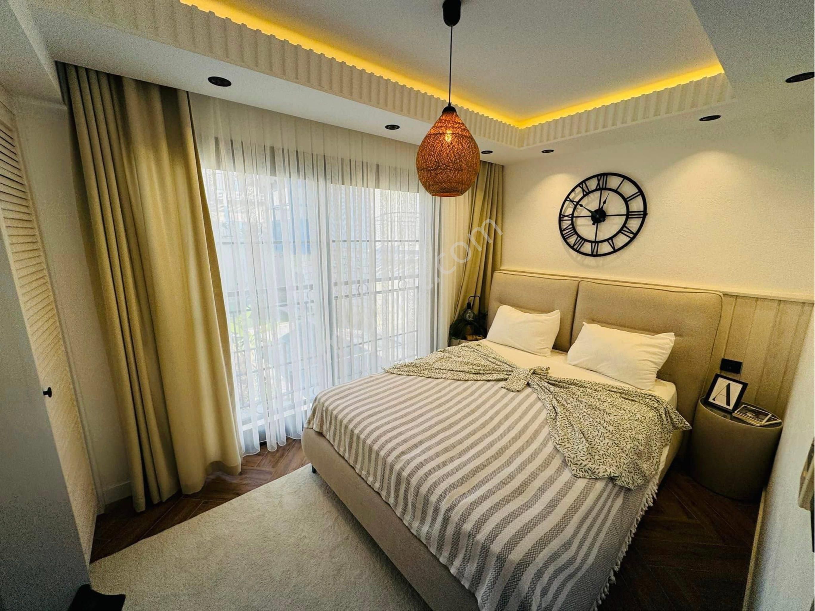 Kuşadası Avm Bölgesinde Hamam Saunalı Özel Havuzlu 4+1 Villa - Görsel 15