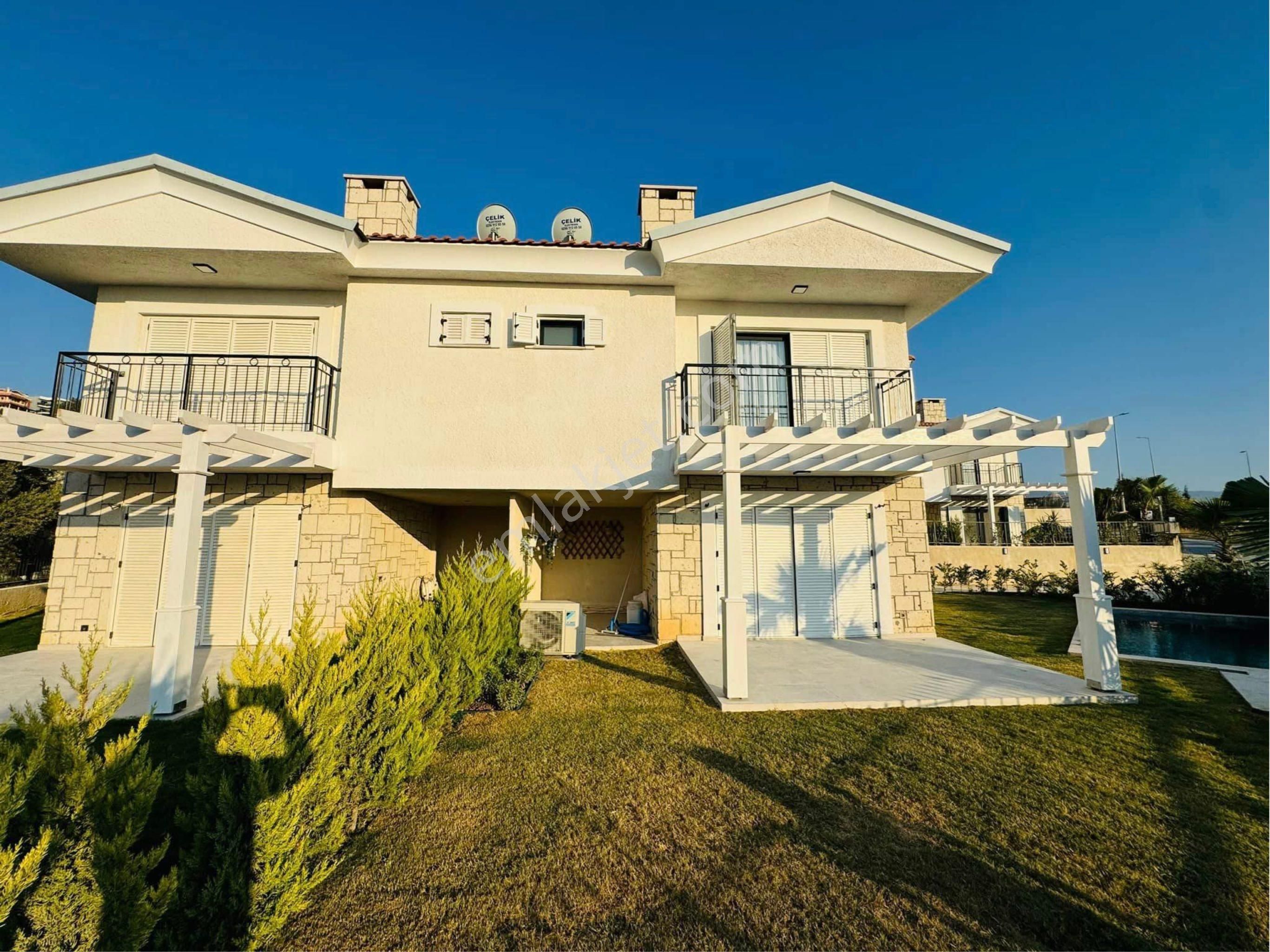 Kuşadası Avm Bölgesinde Hamam Saunalı Özel Havuzlu 4+1 Villa - Görsel 3