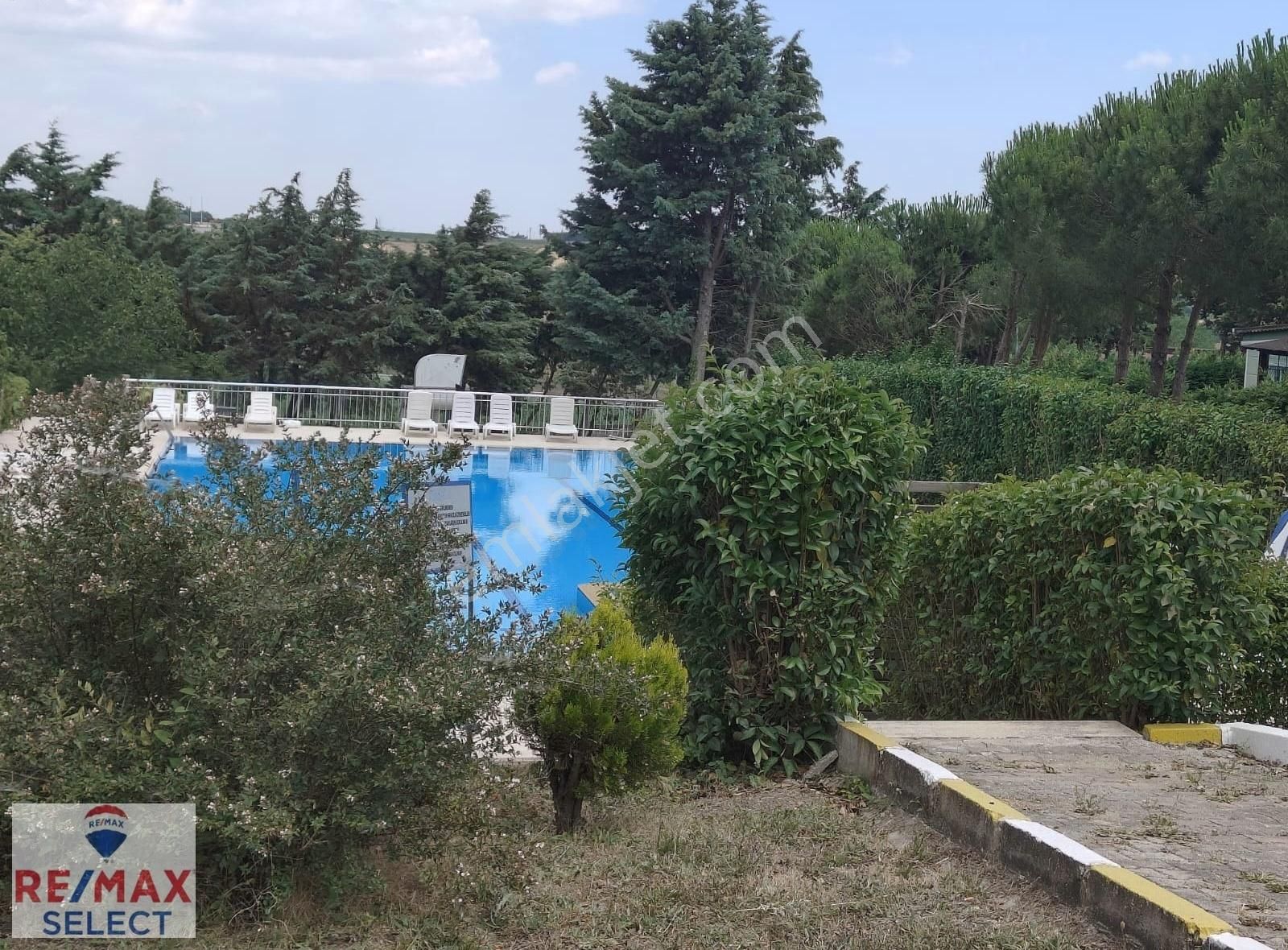 Havuzlu Güvenlikli Sitede Bahçeli Dubleks Villa - Görsel 3