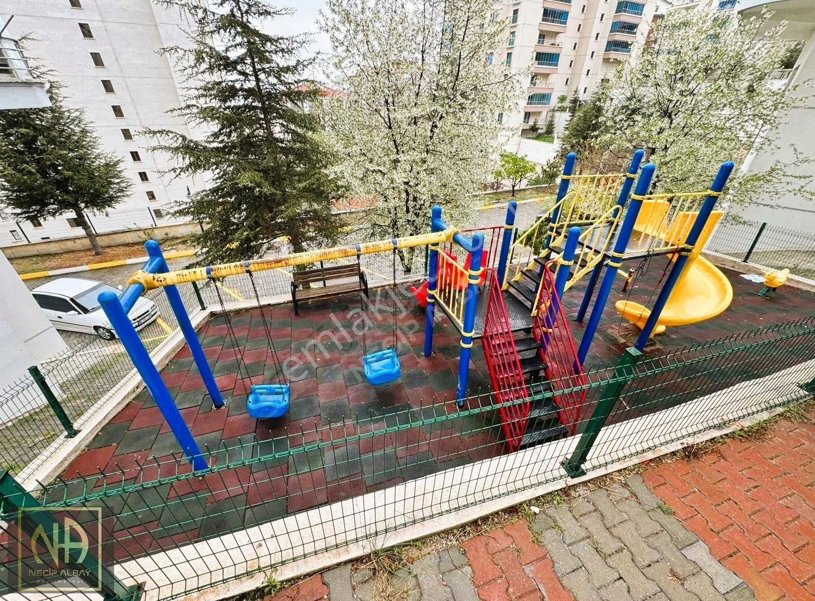 Necip Albay'dan Site İçerisinde Geniş Teras Balkon 3+1 Satılık