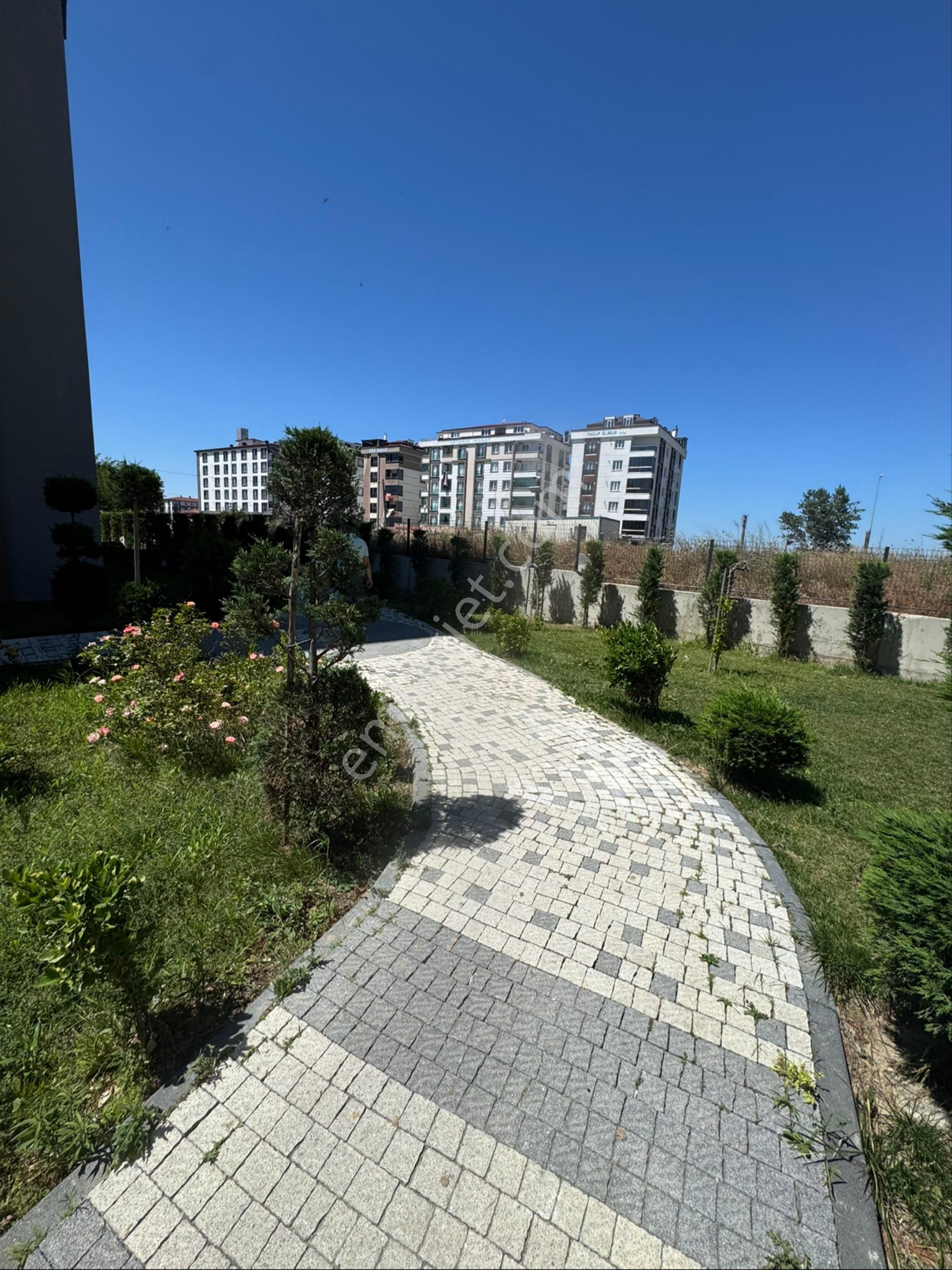 Çerkezköy Tepe Bölgesinde Site İçerisinde 1+1 Balkonlu Kiralık Daire