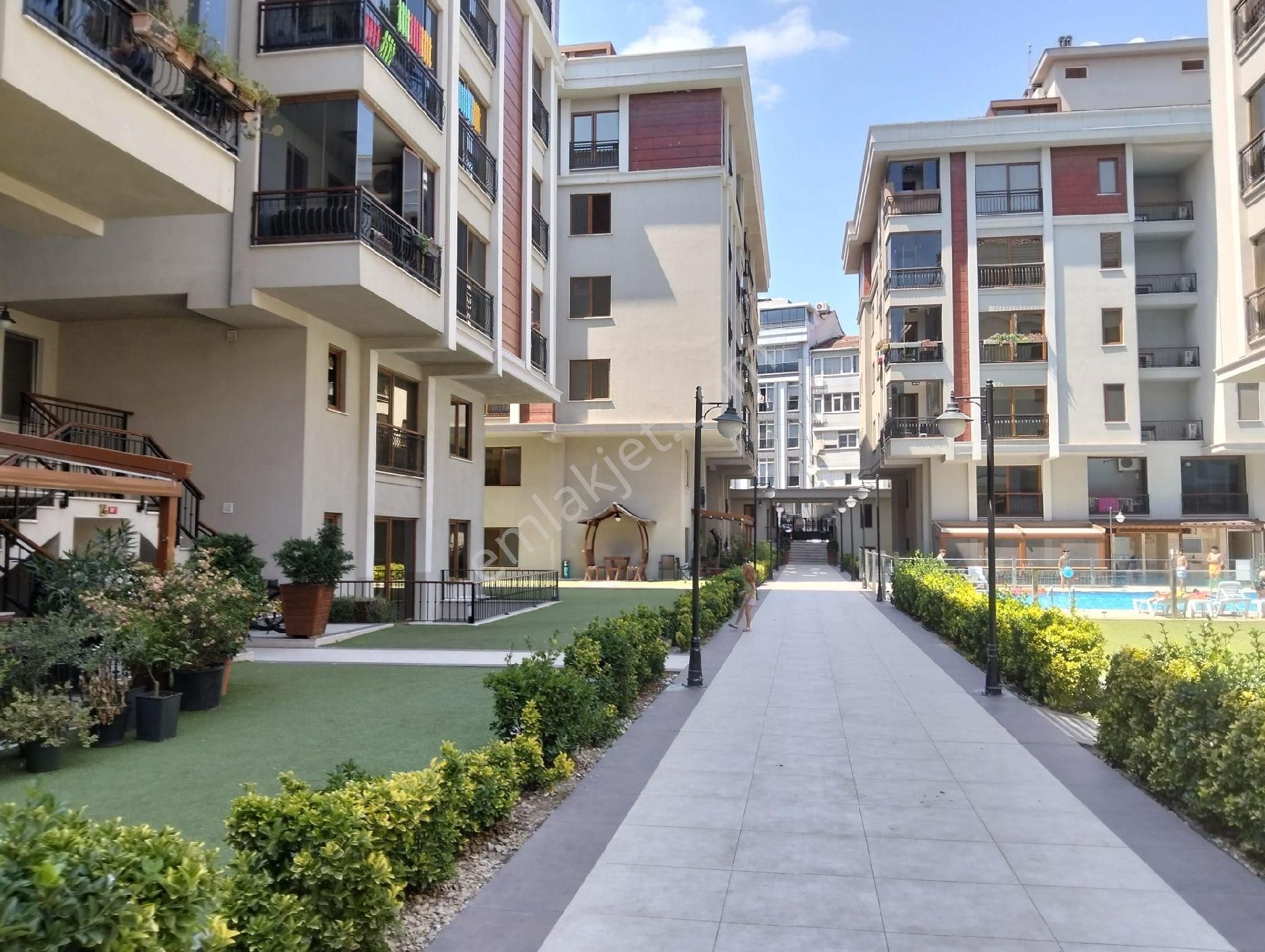 Bakirkoy Yenimahalle Sitede 2+1 Kiralık Daire