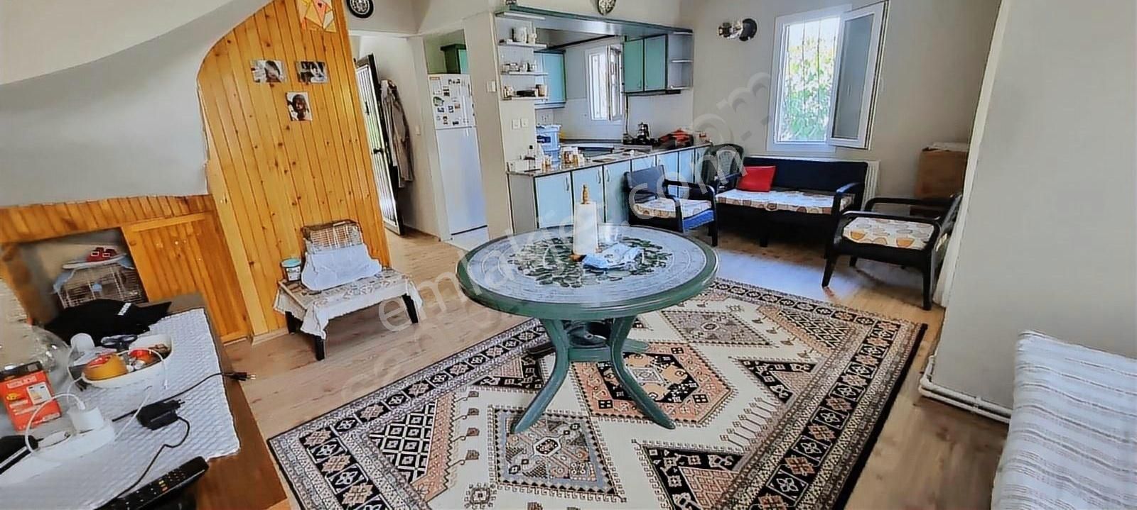Yenifoça Merkezde Satılık Tripleks