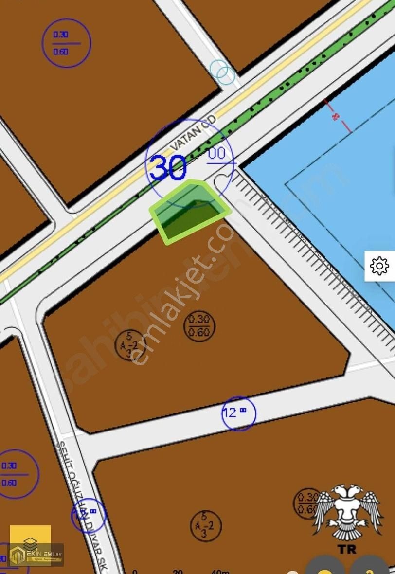 Meram Çarıklar'da Satılık Cadde Cepheli 569 M2 Çift Cepheli Arsa