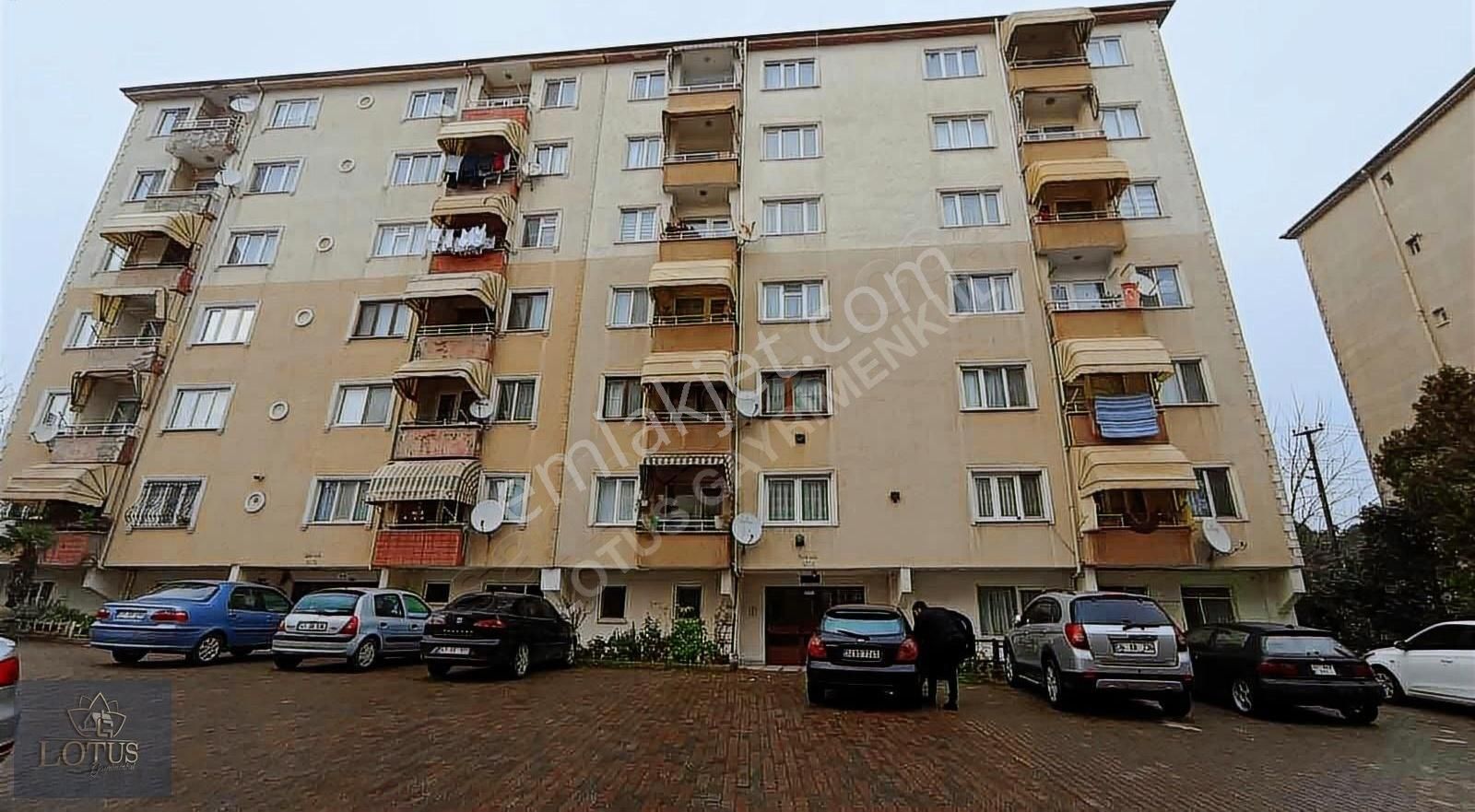 Derince 60 Evlerde 3+1 Ara Kat Asansörlü 130 M2 Satılık Daire
