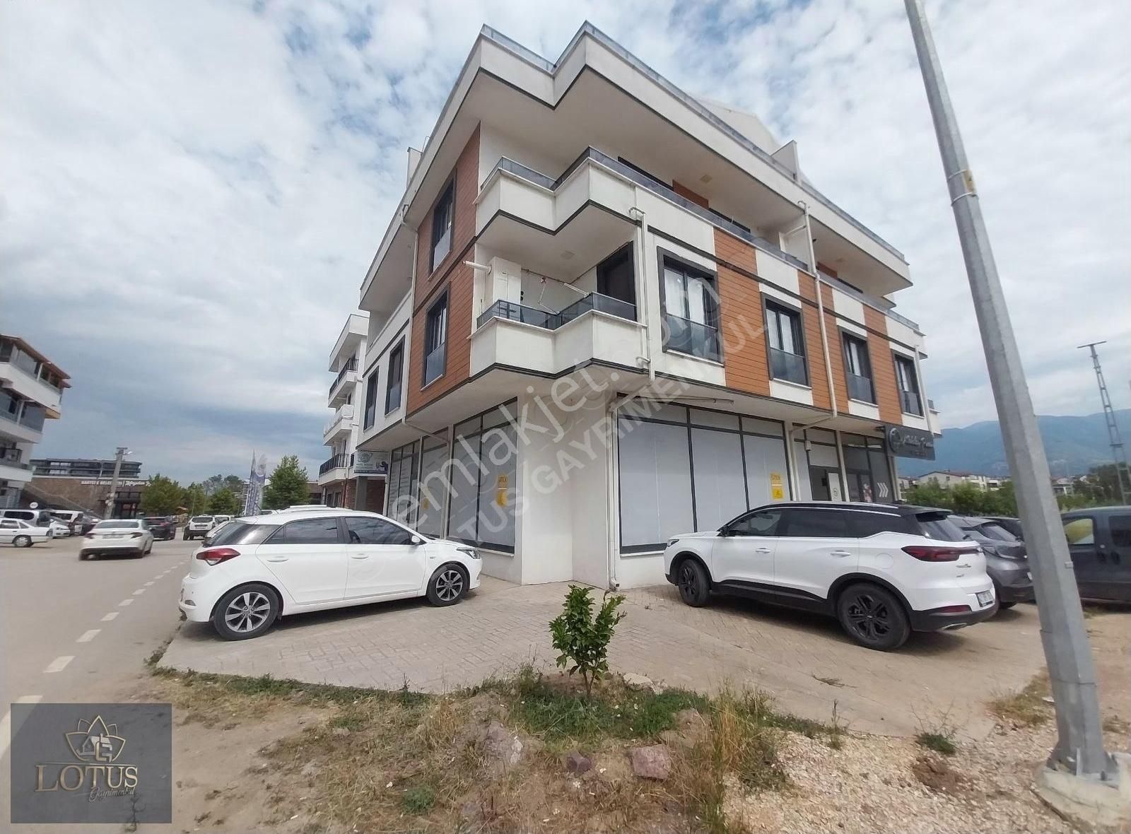Kartepe Kent Meydanında 180 M2 Köşe Dükkan
