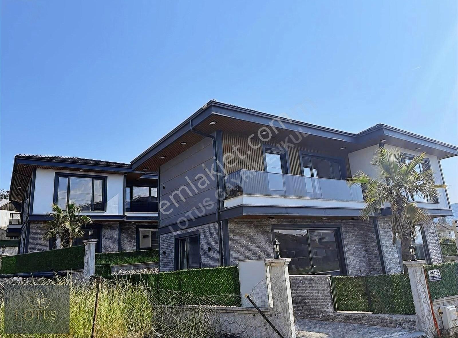 Başiskele Her Odasında Banyosu Olan Havuzlu Loft Müstakil Villa