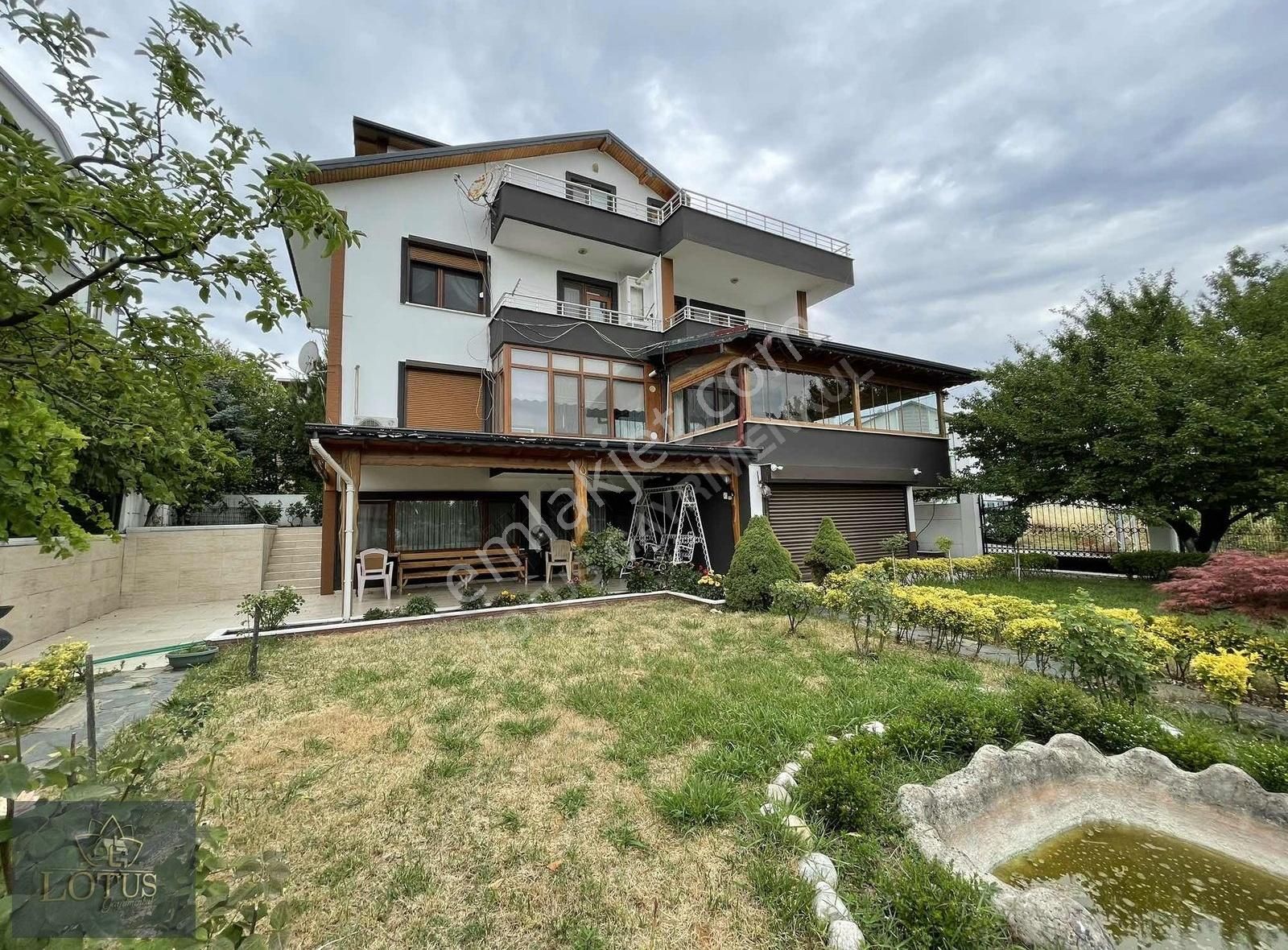 Başiskele Döngel Doğayla İç İçe 546m2 Arsa İçinde Tripleks Villa