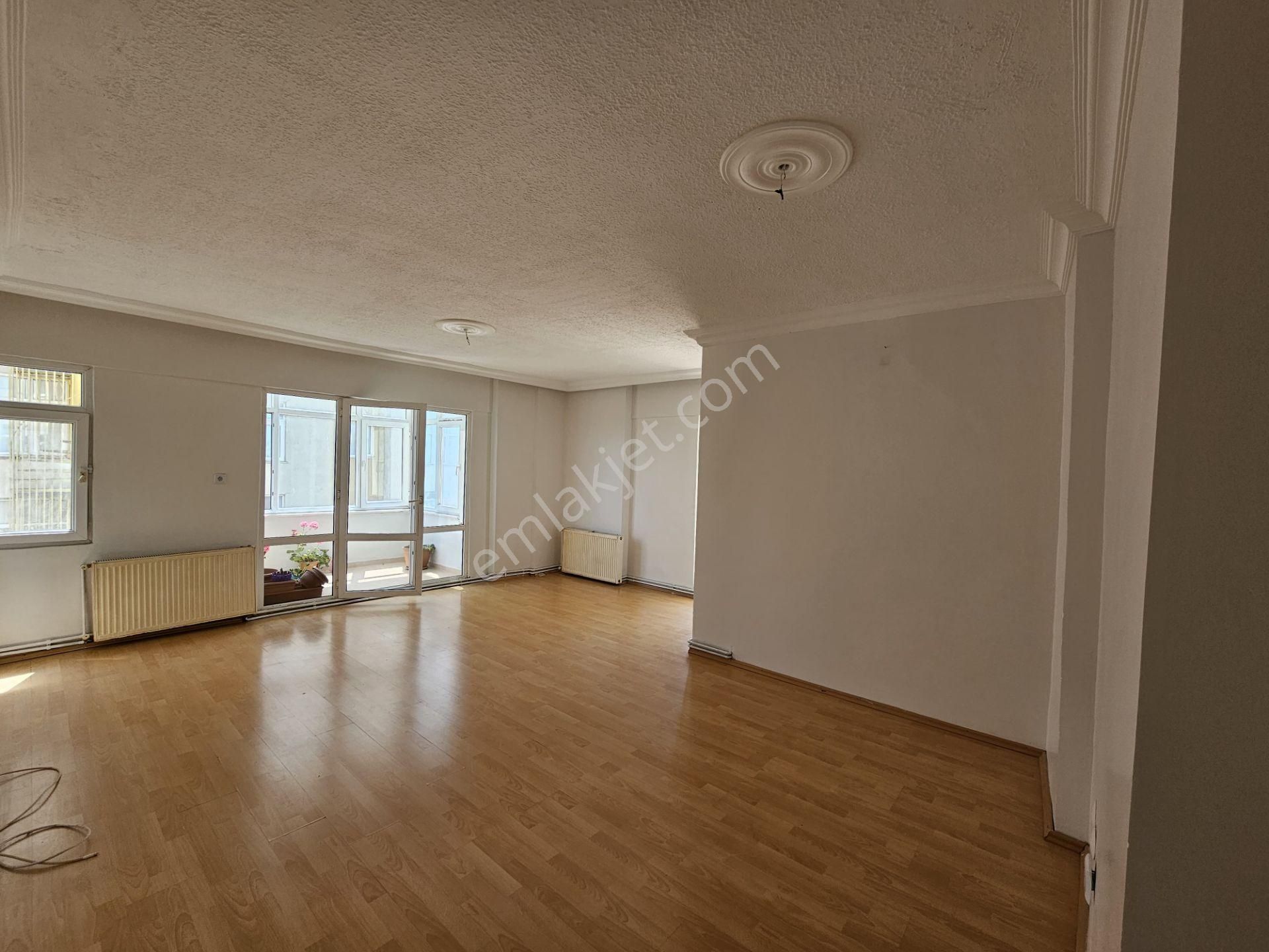 Büyükçekmece Mimaroba'da Havuzlu Sitede 3+1 Kiralık Daire