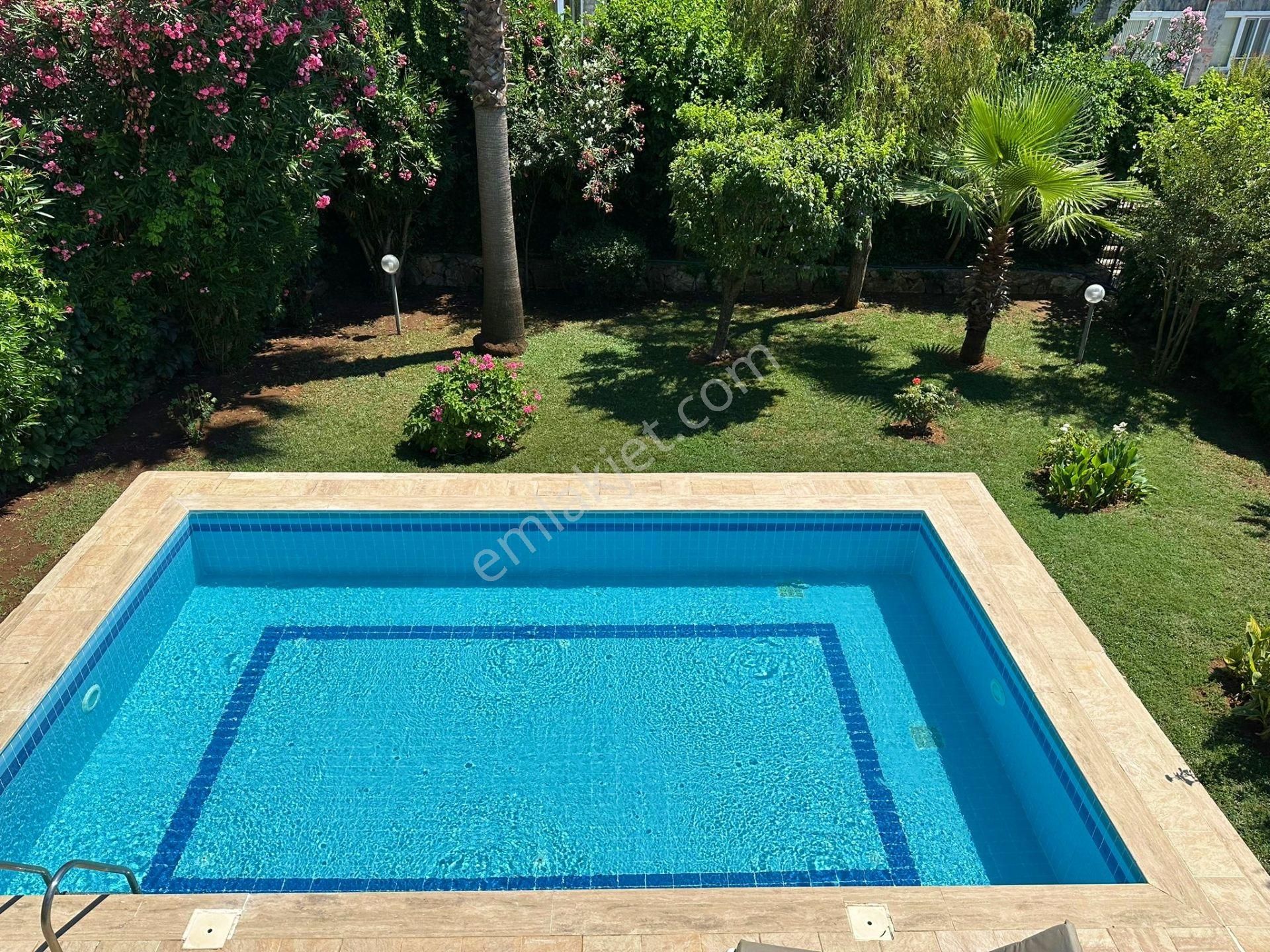 Ovacık'ta Müstakil Havuzlu Bahçeli Fırsat Villa - Görsel 19