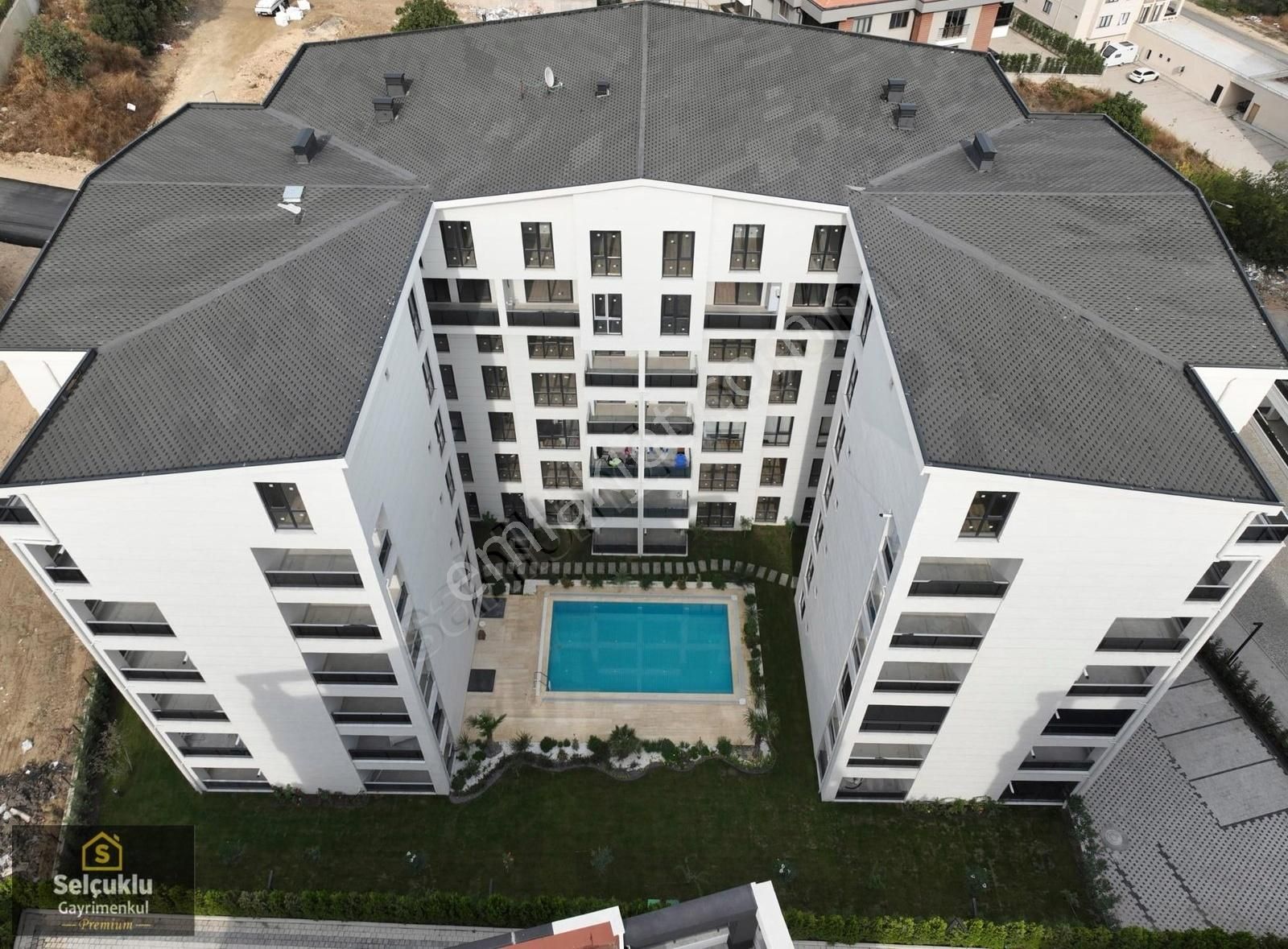 Havuzlu - Kapalı Otoparklı Sitede (sıfır) Satılık 2+1 Daireler