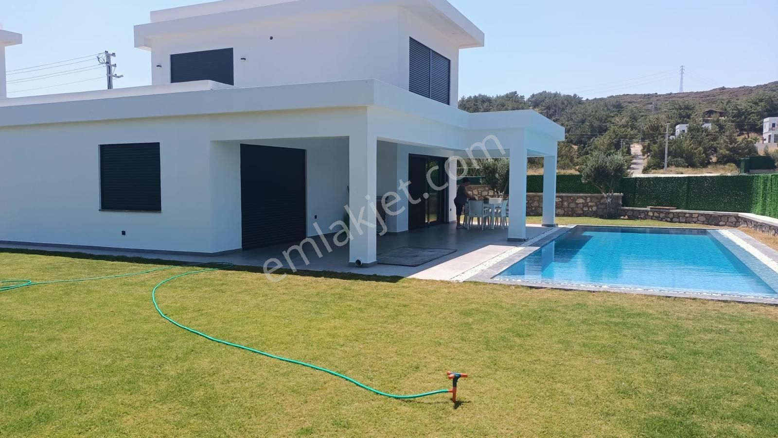 Çeşme Germiyan’da Havuzlu Sıfır Kiralık Villa!