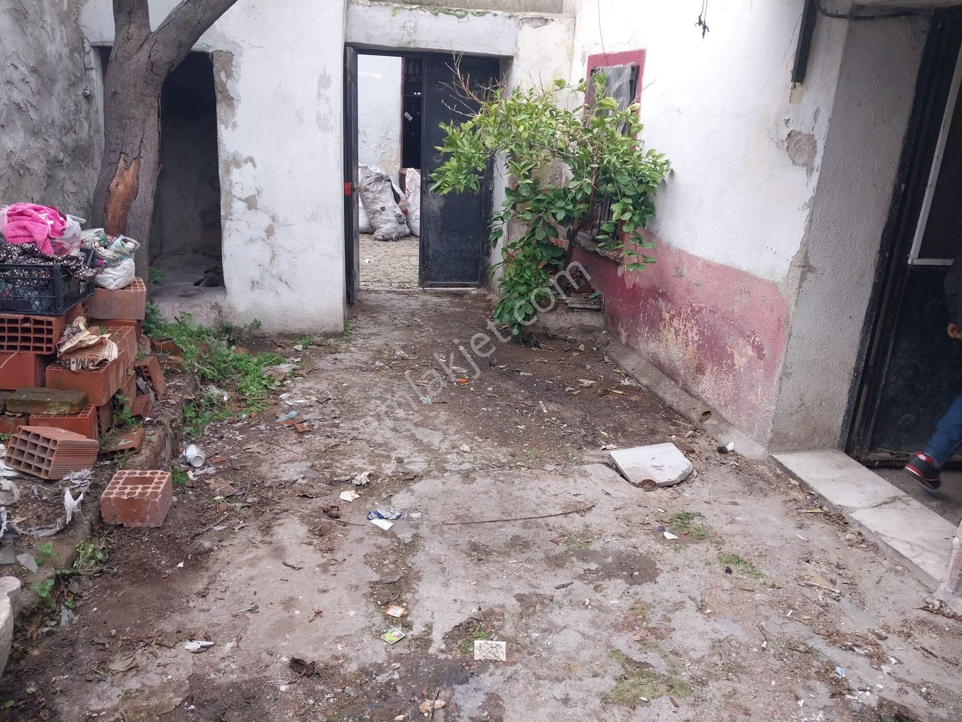 Ayvada'dan Ayvalık Merkez'de Avlulu 2 Katlı 2+1 Kagir Evi