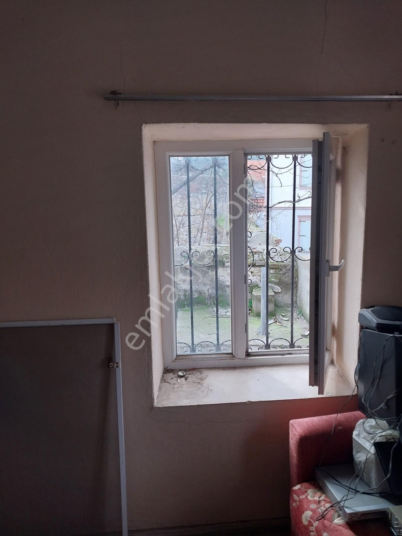 Ayvada'dan Ayvalık Merkez'de Avlulu 2 Katlı 2+1 Kagir Evi - Görsel 4