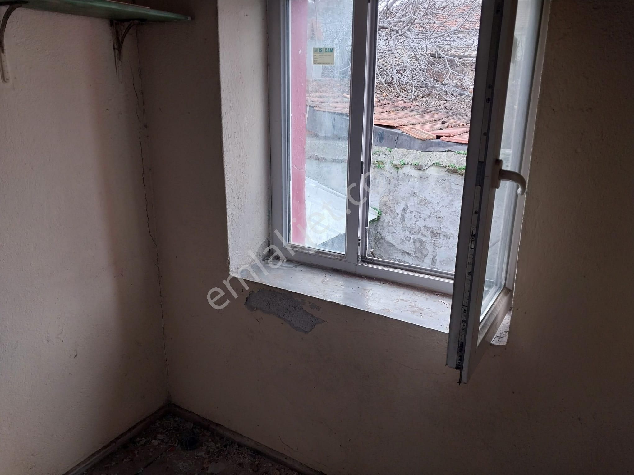 Ayvada'dan Ayvalık Merkez'de Avlulu 2 Katlı 2+1 Kagir Evi - Görsel 12