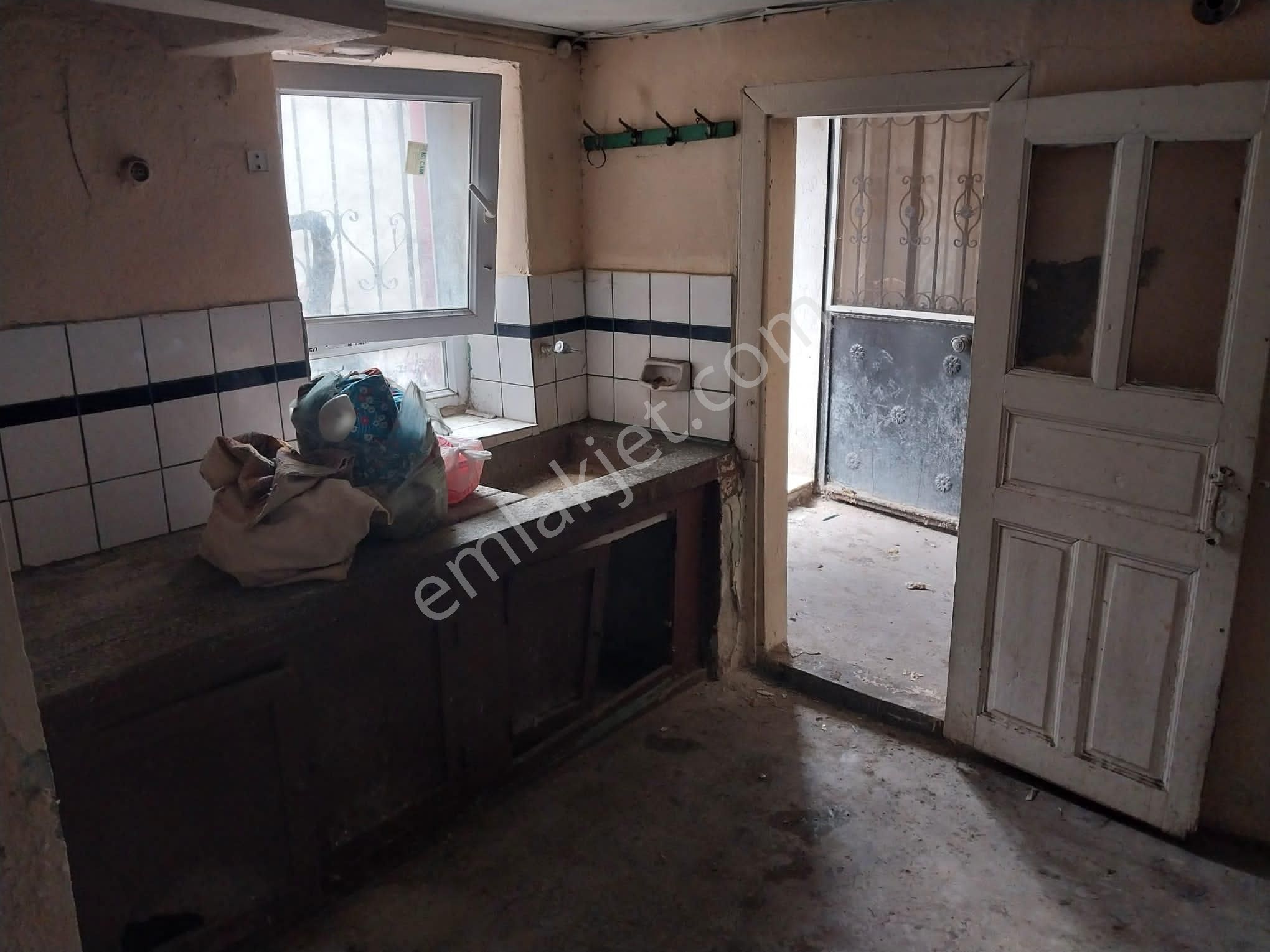 Ayvada'dan Ayvalık Merkez'de Avlulu 2 Katlı 2+1 Kagir Evi - Görsel 2