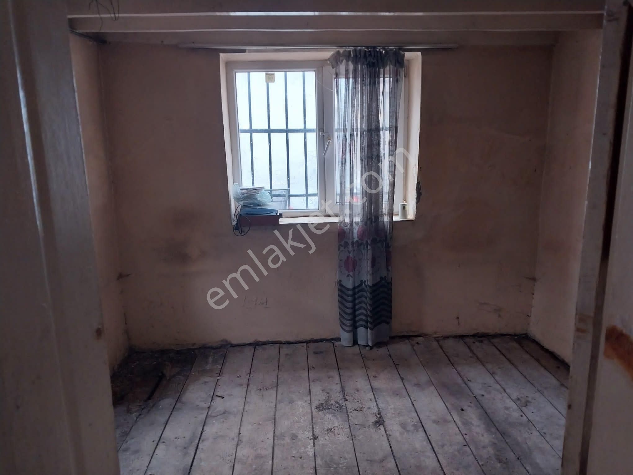 Ayvada'dan Ayvalık Merkez'de Avlulu 2 Katlı 2+1 Kagir Evi - Görsel 11