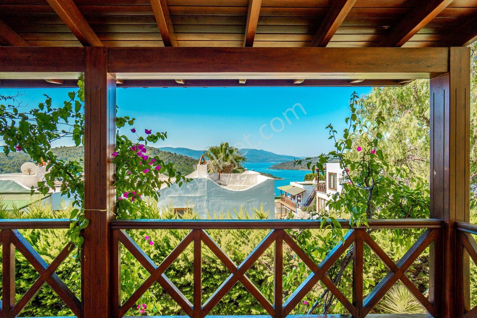 Bodrum Adabükü Doktorlar Sitesi'nde Deniz Manzaralı Birleştirilmiş Satılık Villa