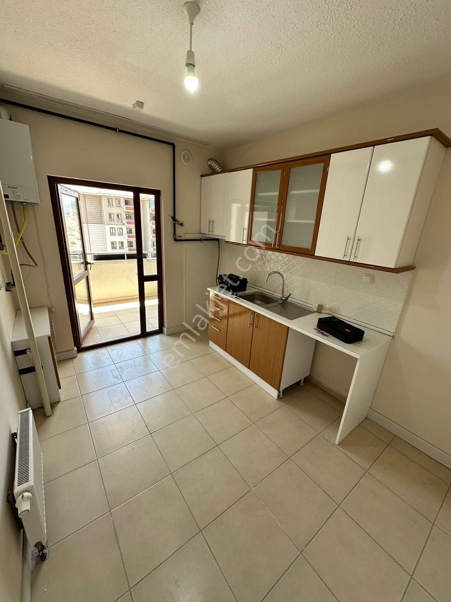 Zeki Emlak'tan Muradiye Cbü Toki Konutlarında Kiralık 3+1 Daire