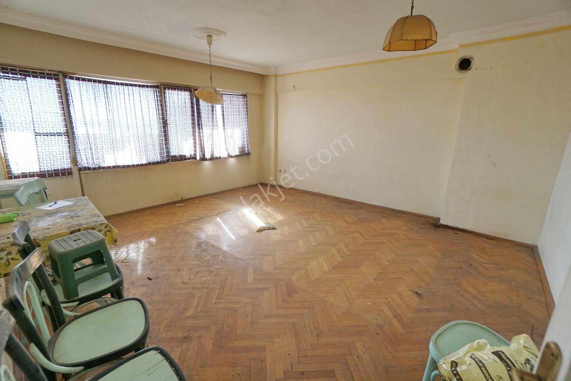 * Meral R1826 Hekim Sokak Deniz Göl Manzaralı Geniş 3+1 Ara Kat