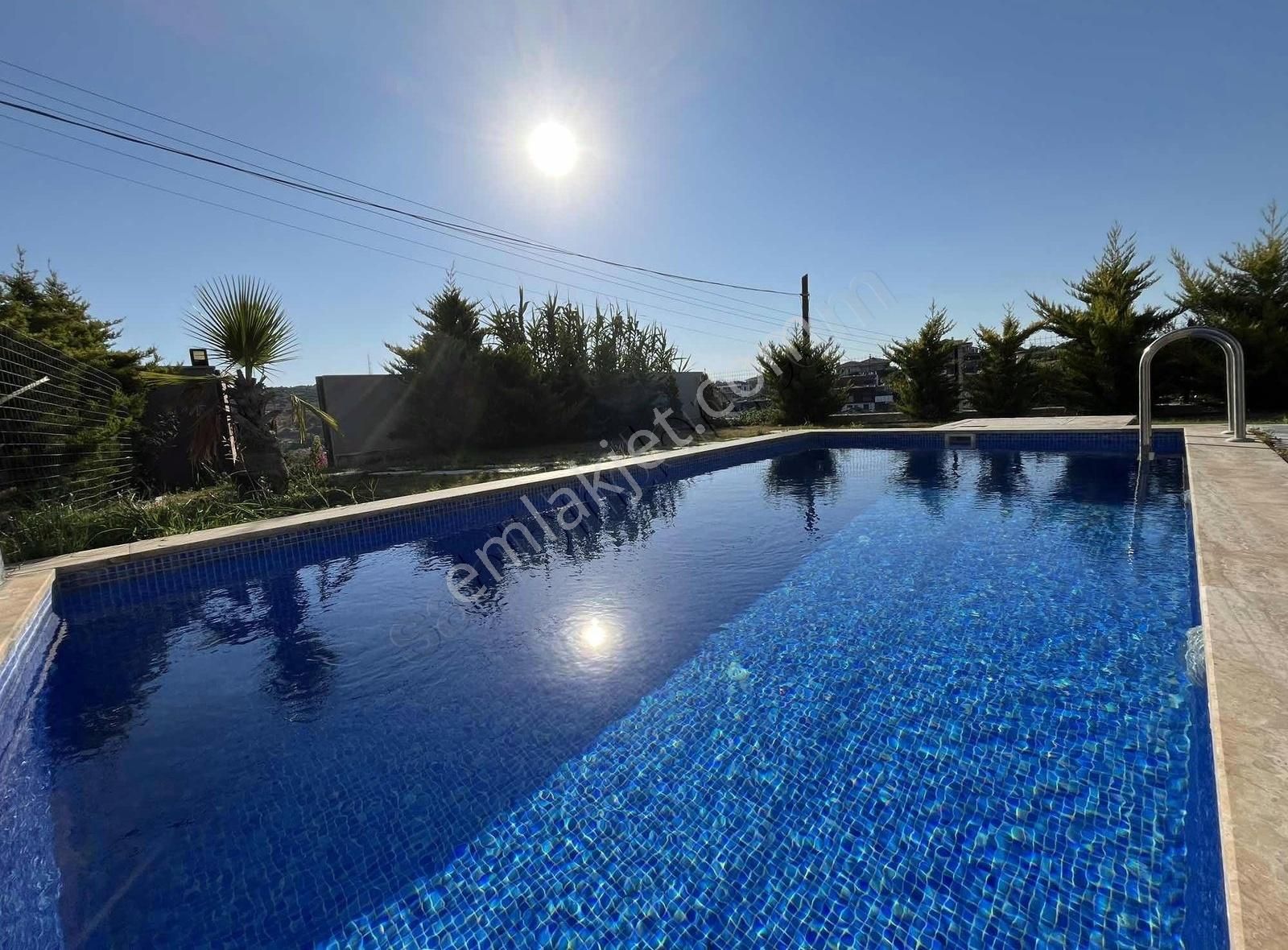 Yiğit Gayrimenkulden Çeşme Merkezde Kiralık Havuzlu Lüks Villa