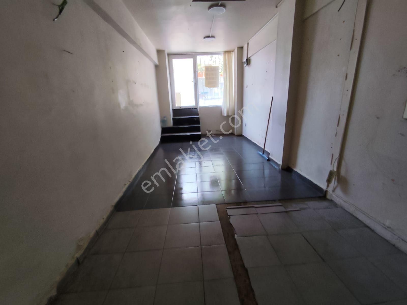 Kocamustafapaşa Silivrikapi İlk Mektep Sok 20 Mt Kiralık Dükkan