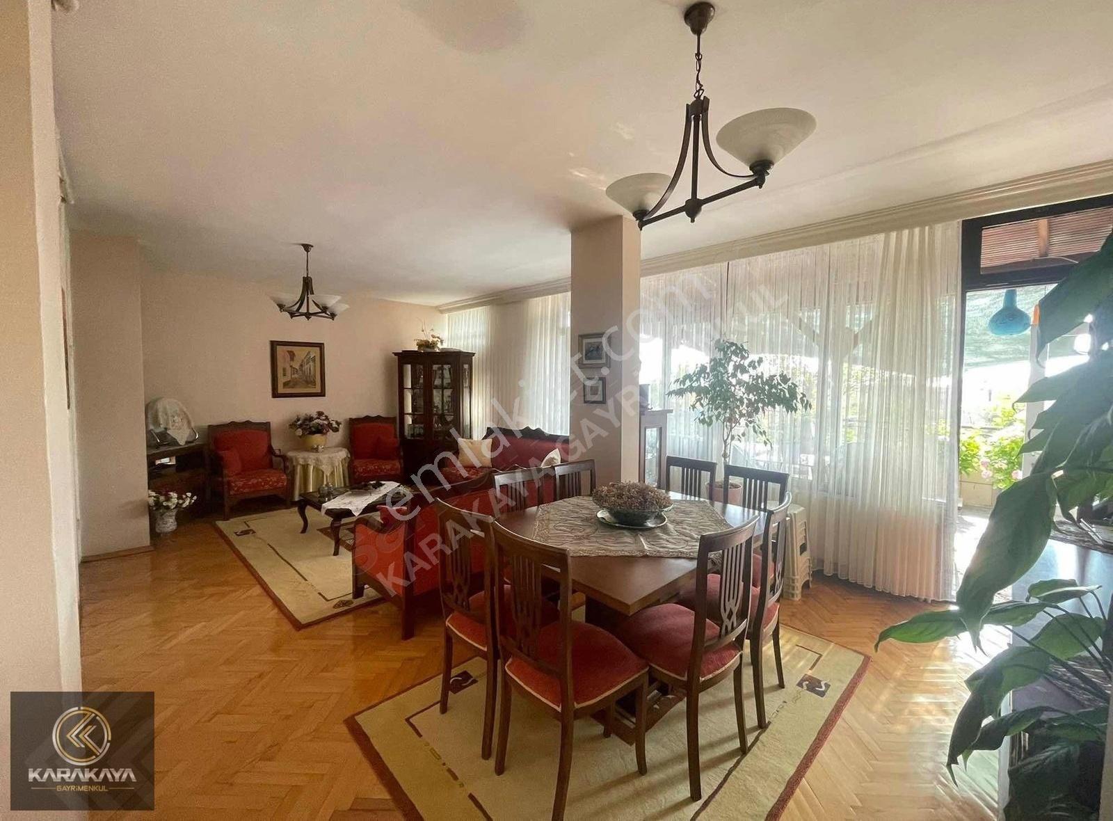 Bağlarbaşı Mahallesinde Emsalsiz Deniz Manzaralı Daire