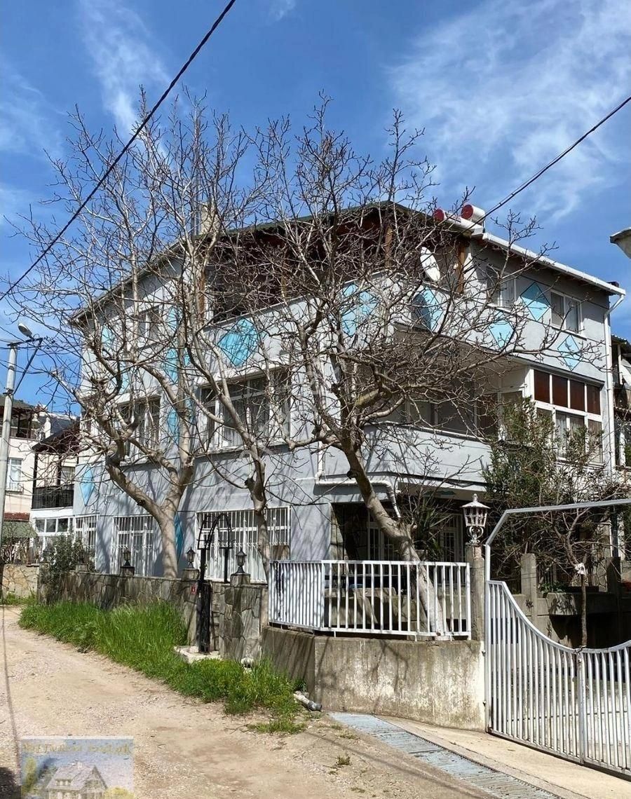 Erdek Tatlısu Da Müstakil Üç Katlı Bina Satılıktır.