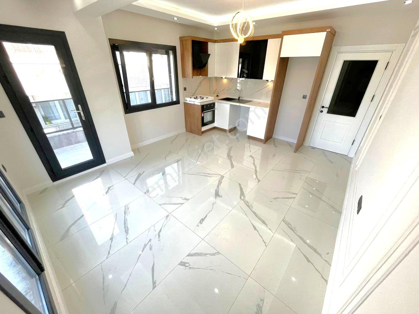 Akçay'ın Merkezi Lokasyonunda Sıfır Denize 200 Mt Mesafede Yerden Isıtma Satılık Ultralüks 2+1 Daire