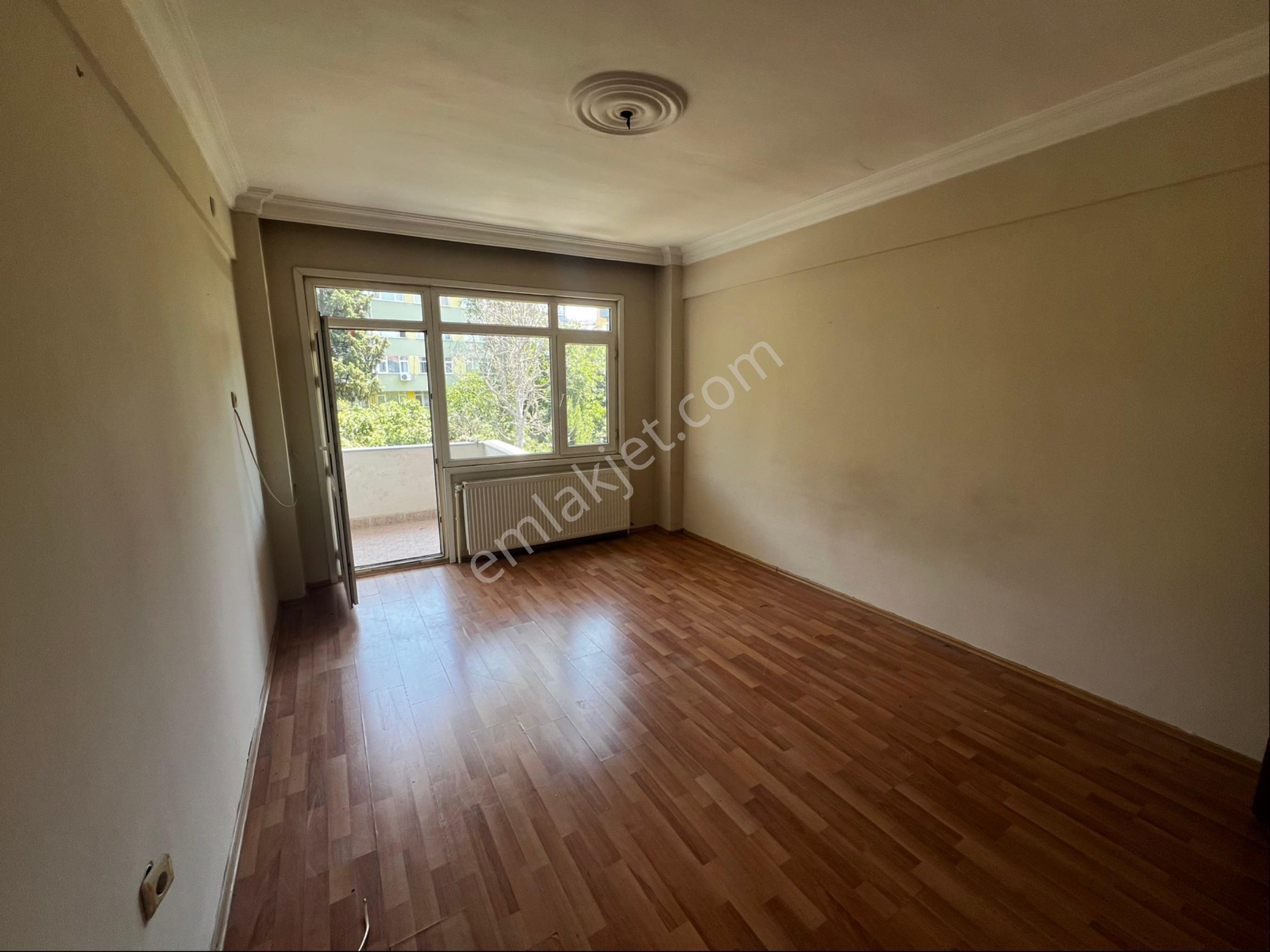 Naz Emlaktan Üsküdar Murat Reis Mahallesinde 2+1 Kiralık Daire