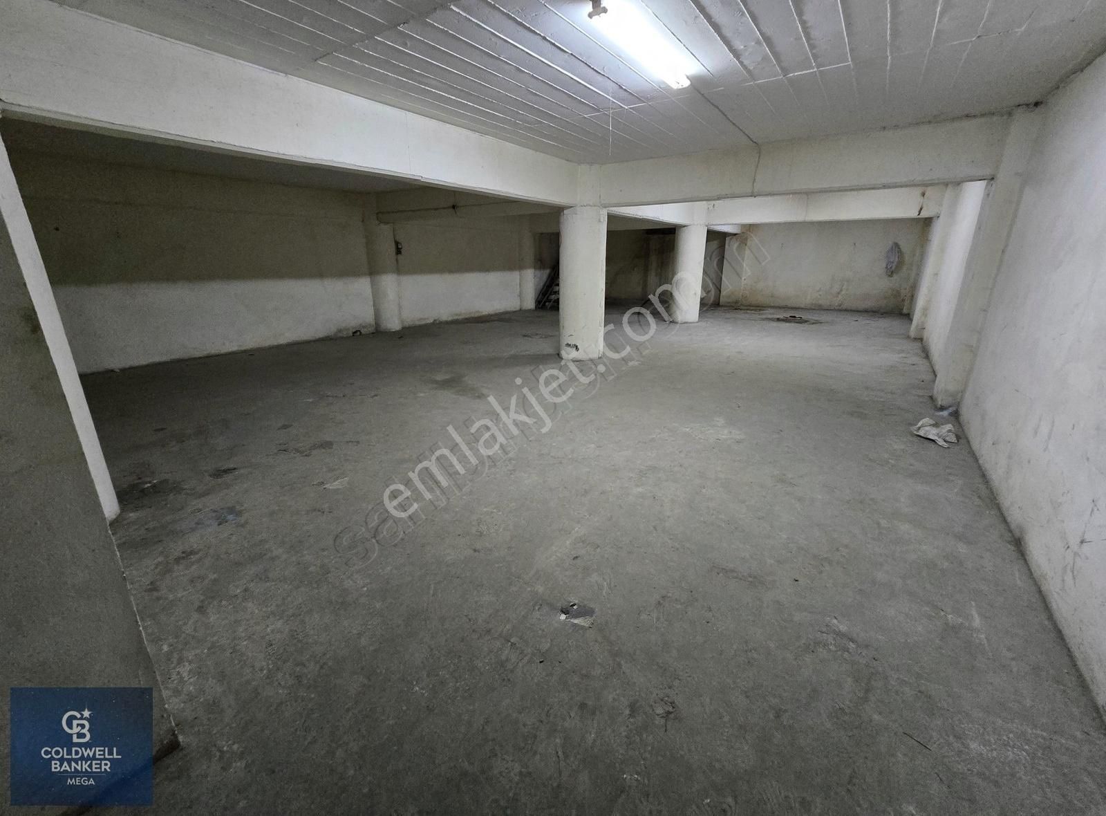 Sefaköy Beşyolda Pakten Sanayi Sitesinde Kiralık Depo