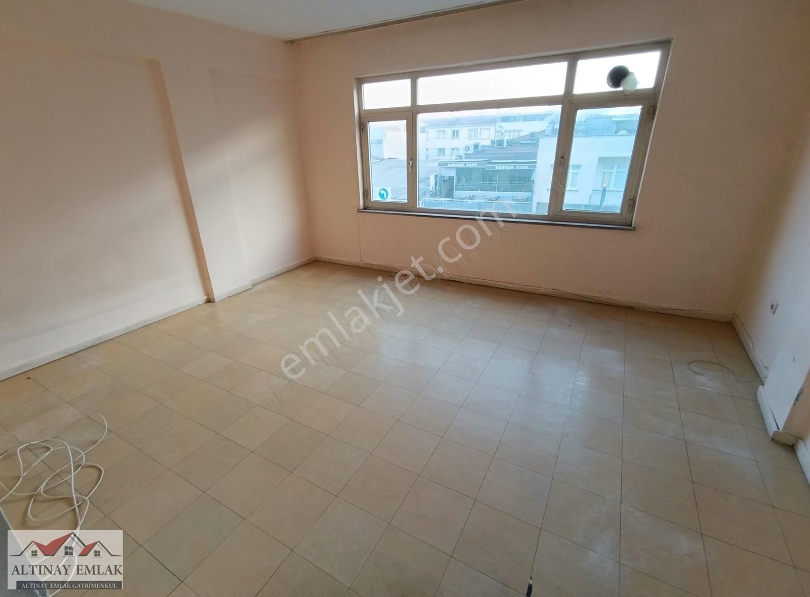 Sultan Selim Ana Caddede Ara Kat 1+1 Kiralık Daire