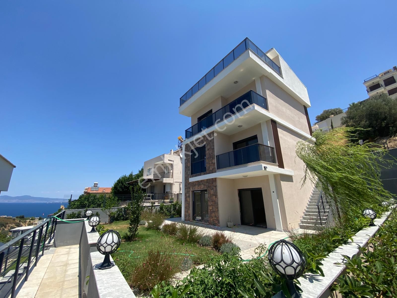 Foça'da Deniz Ve Doğa Manzaralı 6+1 Kiralık Villa