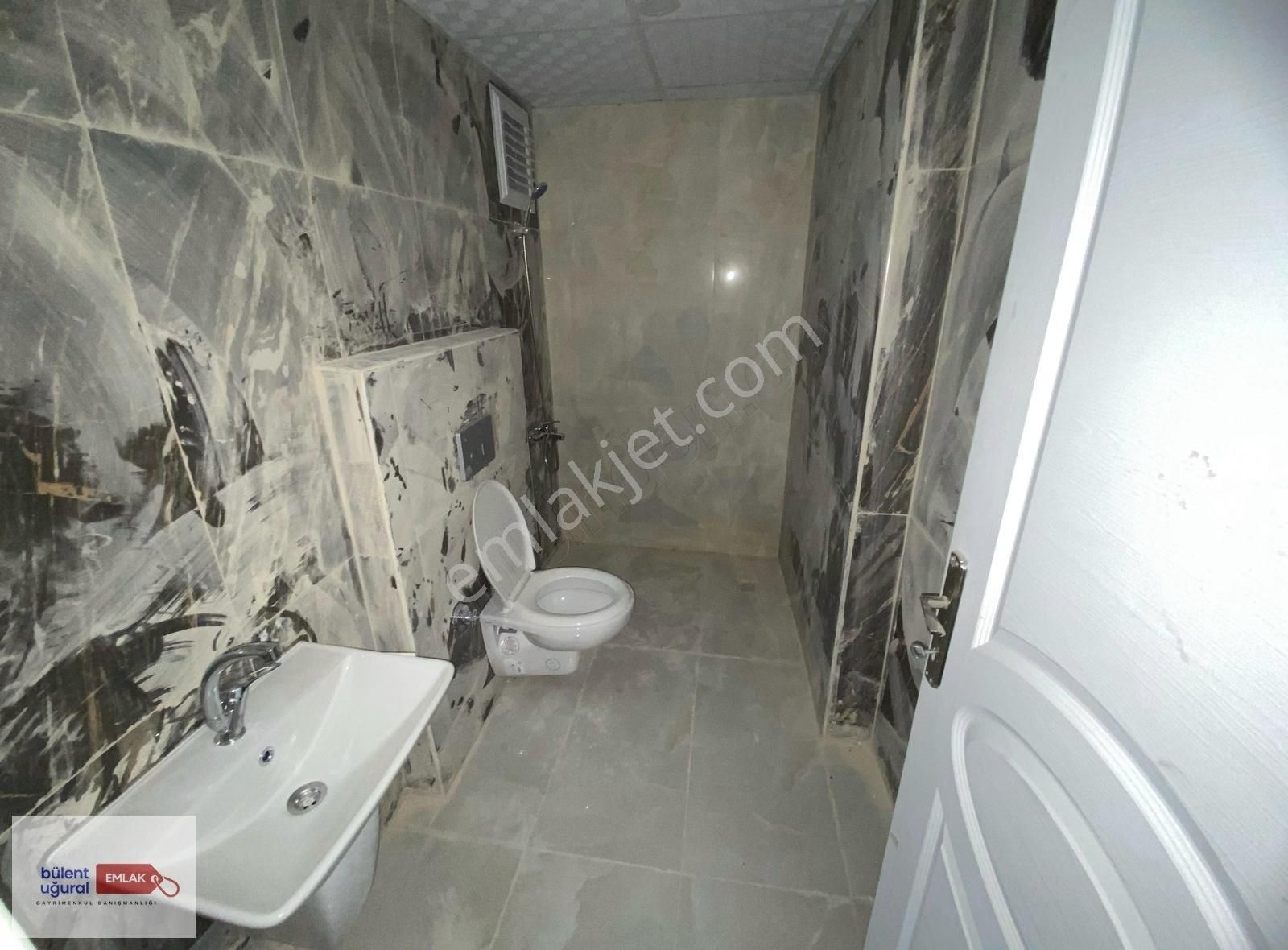 2000 Evler Mah De En Üst Kat Satılık 1+1 50 M2 Daire