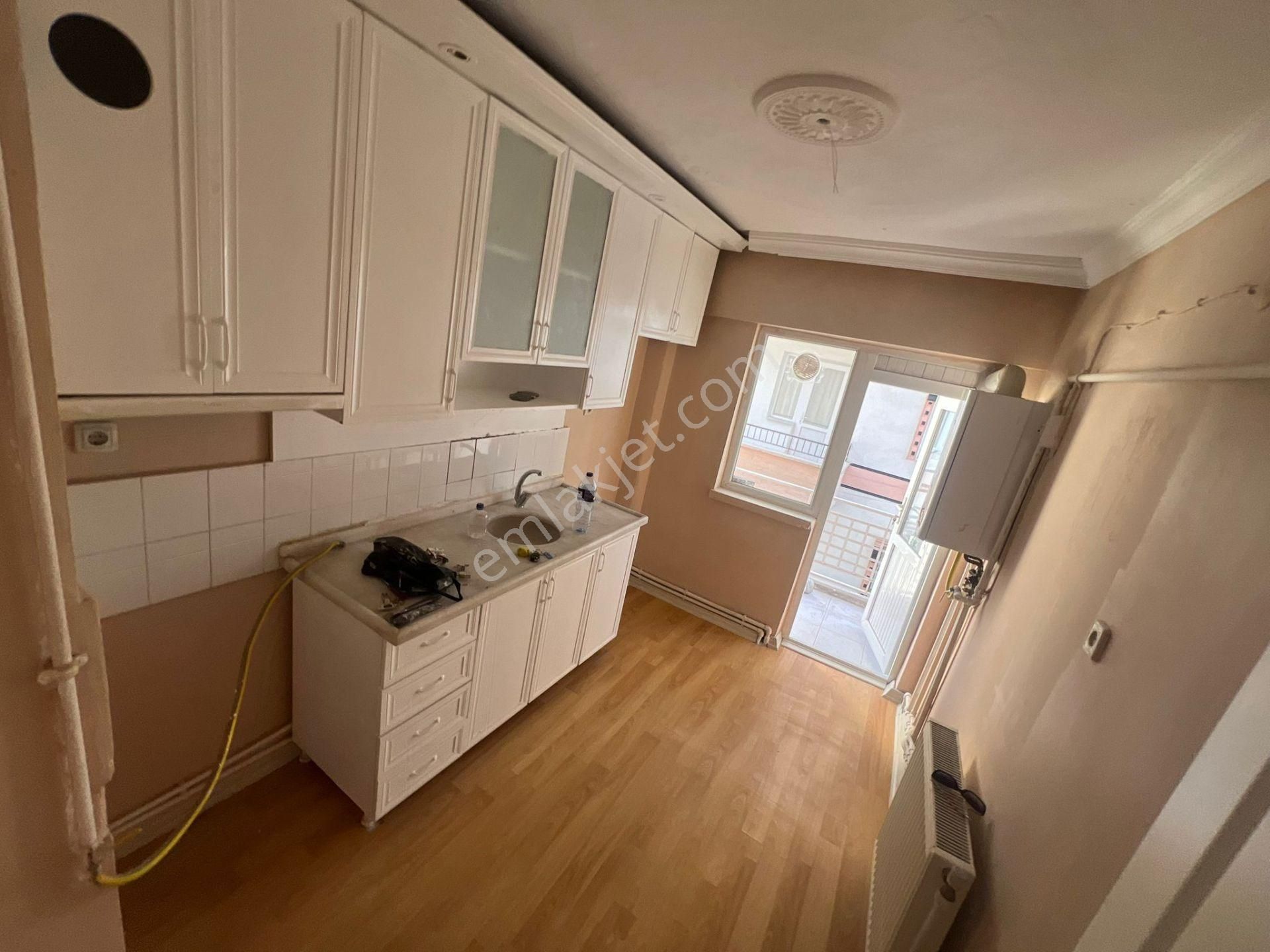 Selçuklu Mh De 3+1 Ulaşıma Yakın Ara Katta Kiralık Daire