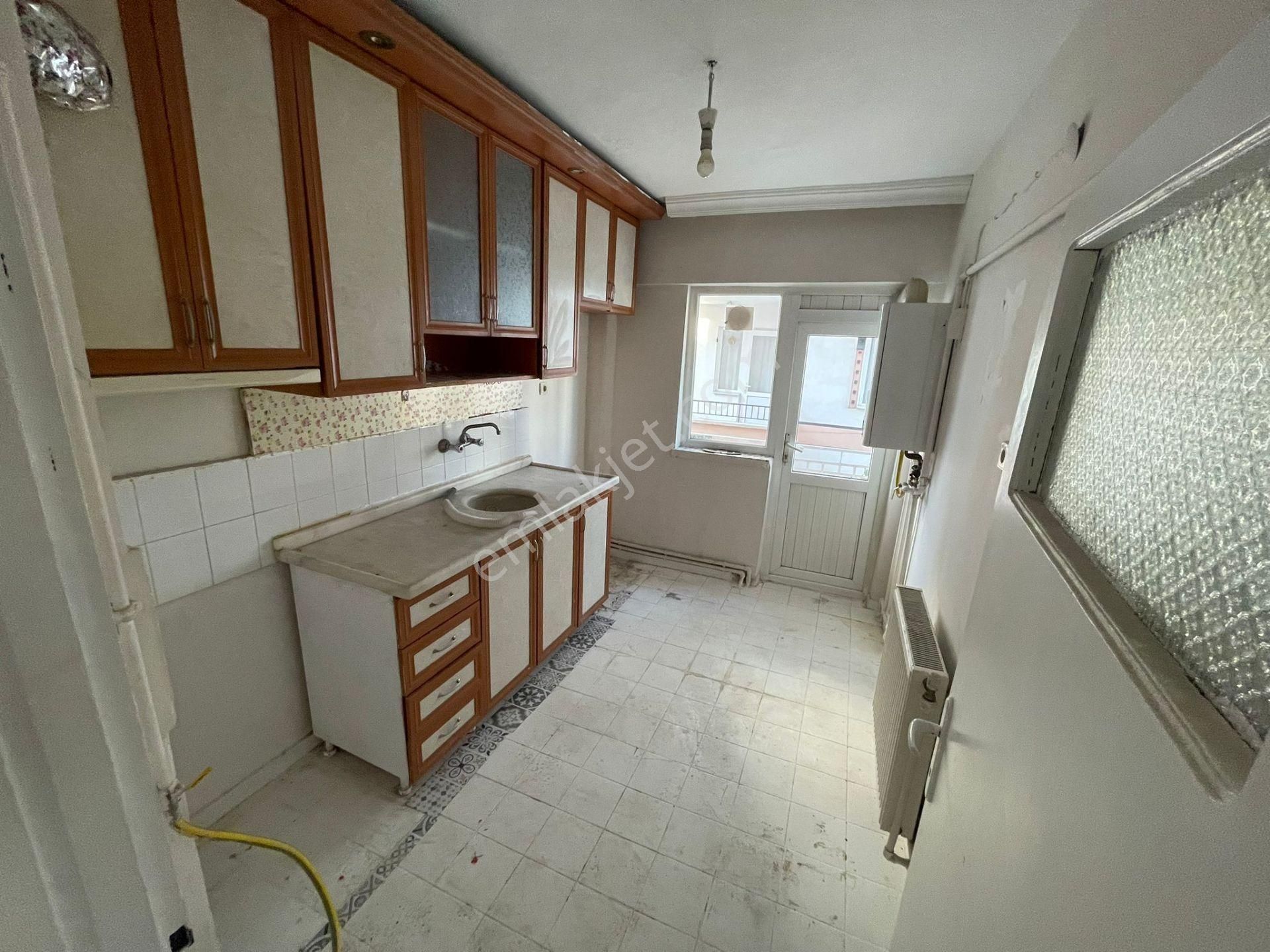 Selçuklu Mh De 3+1 Ulaşıma Yakın Ara Katta Kiralık Daire