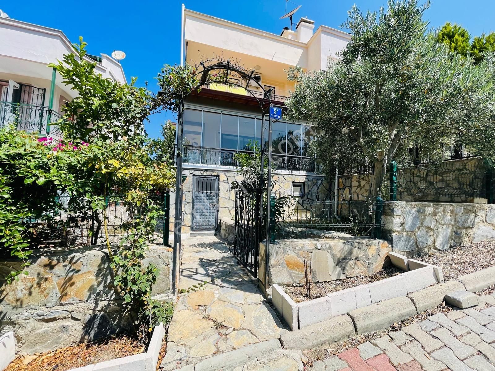 Havuzlu Site Triplex Villa