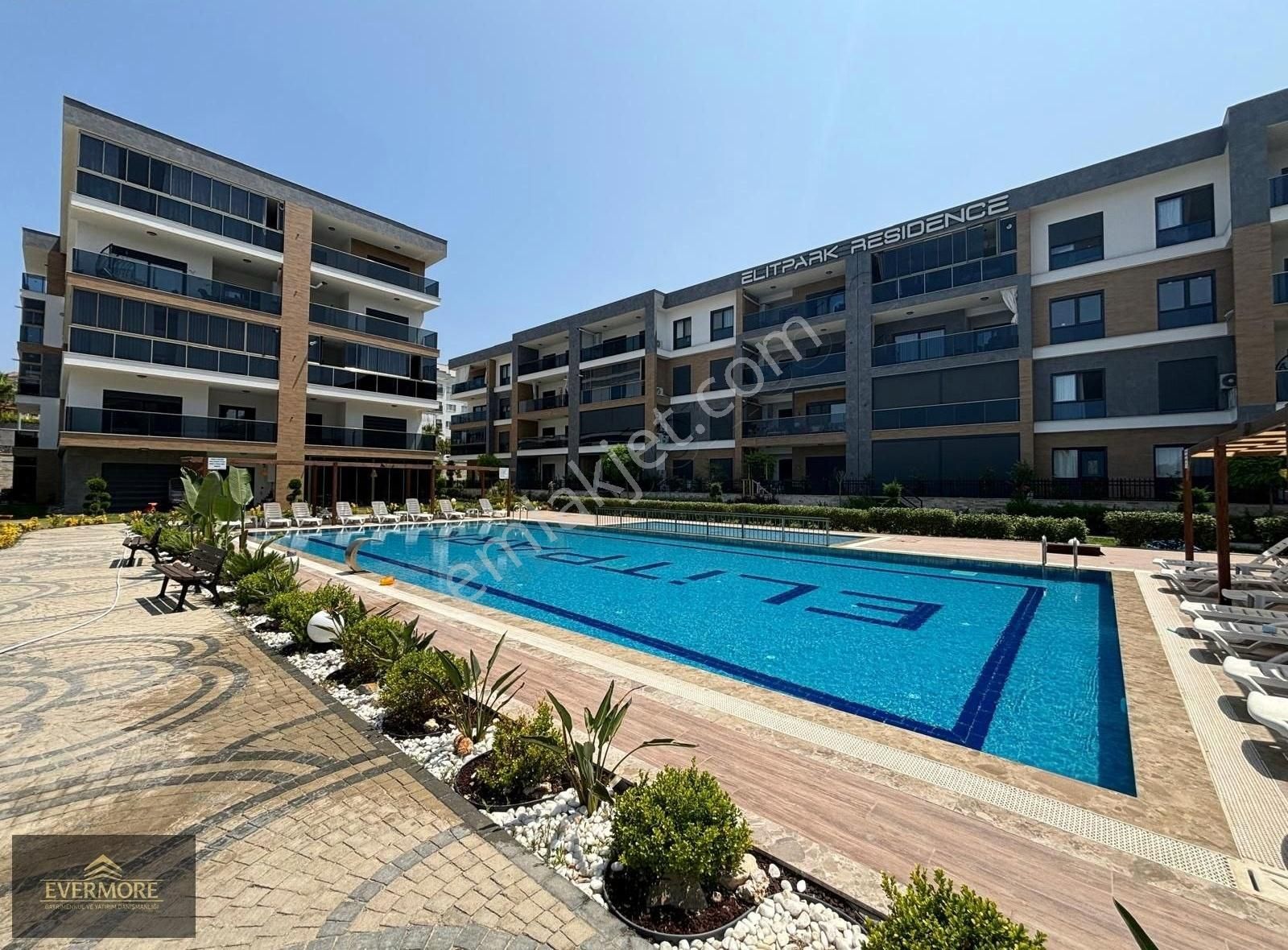 Kuşadası'nda Satılık Havuzlu Sitede - Doğalgazlı 3+1 Lüks Daire