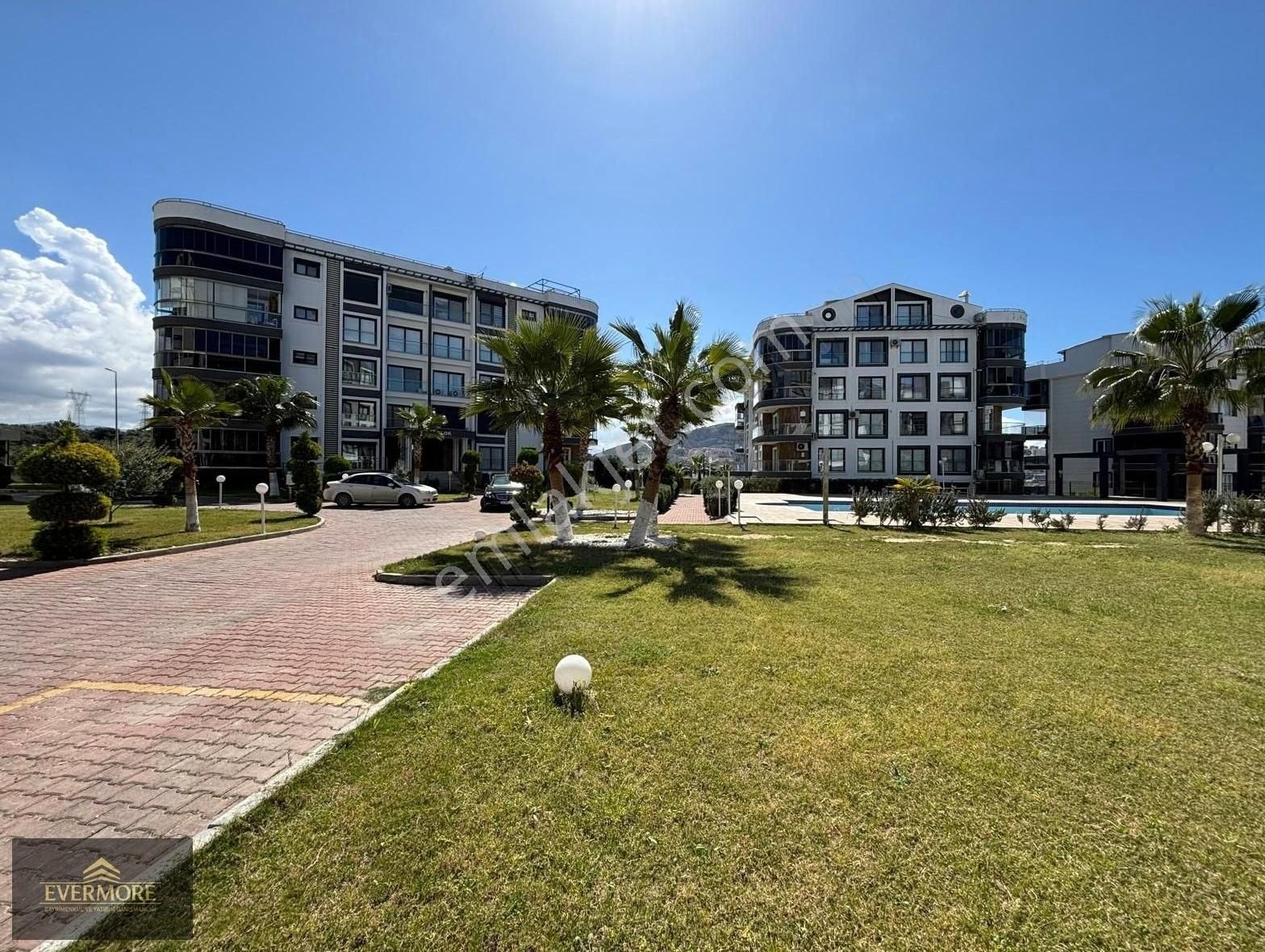Kuşadası'nda Havuzlu, Doğalgazlı Site'de Satılık 3+1 Daire!!!