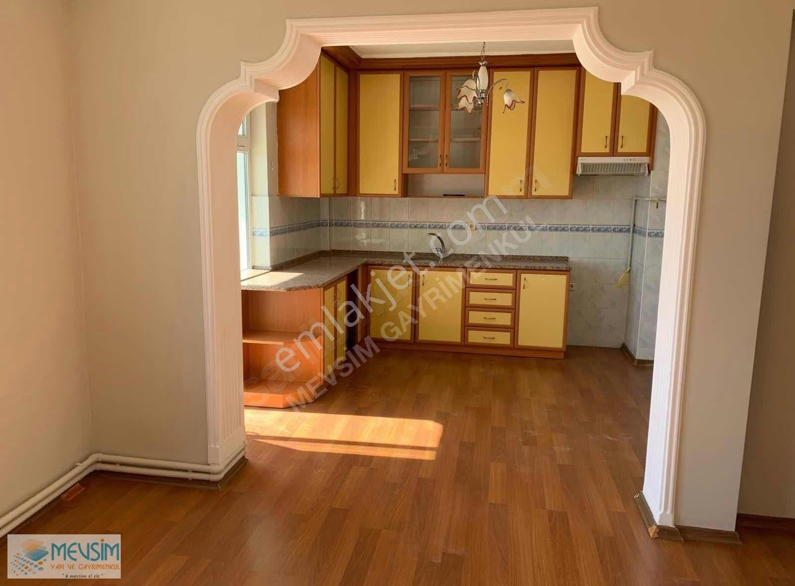 Kakaç Okulu Civarı 4+1 Ara Kat Yalıtımlı Asansörlü Satılık Daire