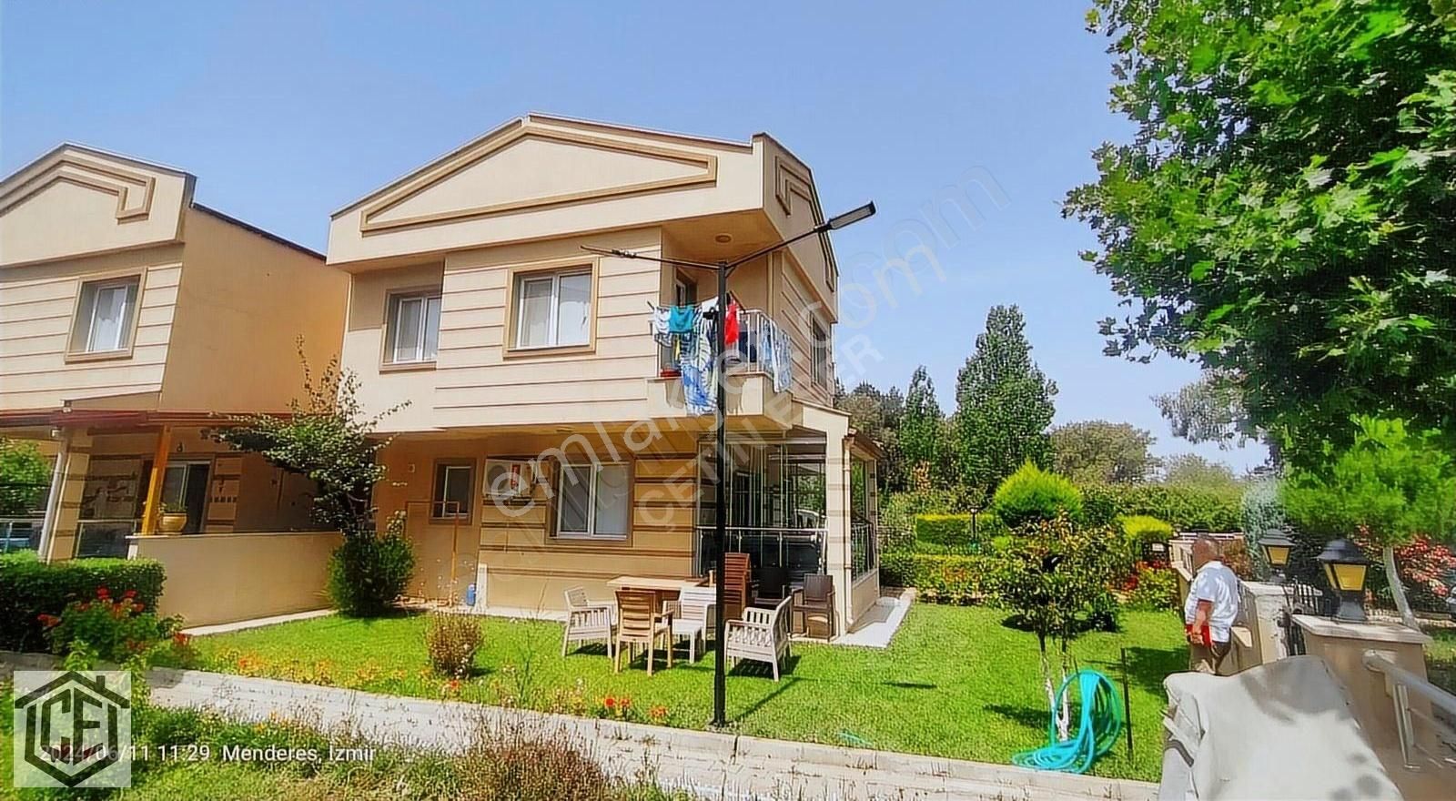 Gümüldür'de Çetin Eser'den Deniz Tarafında Site İçinde Villa