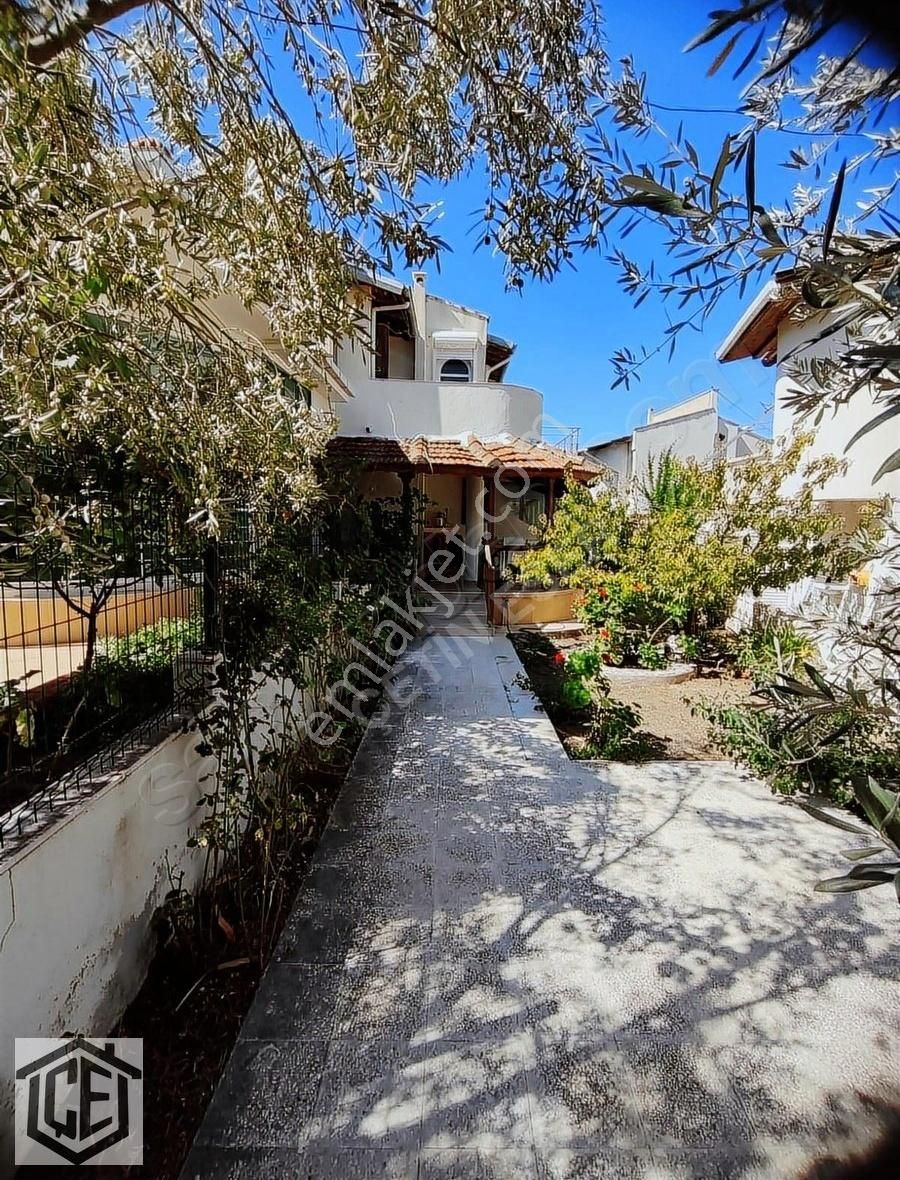 Çeşme Germiyan Burcu Sitesi'nde Büyük Bahçeli Dubleks Yazlık - Görsel 2