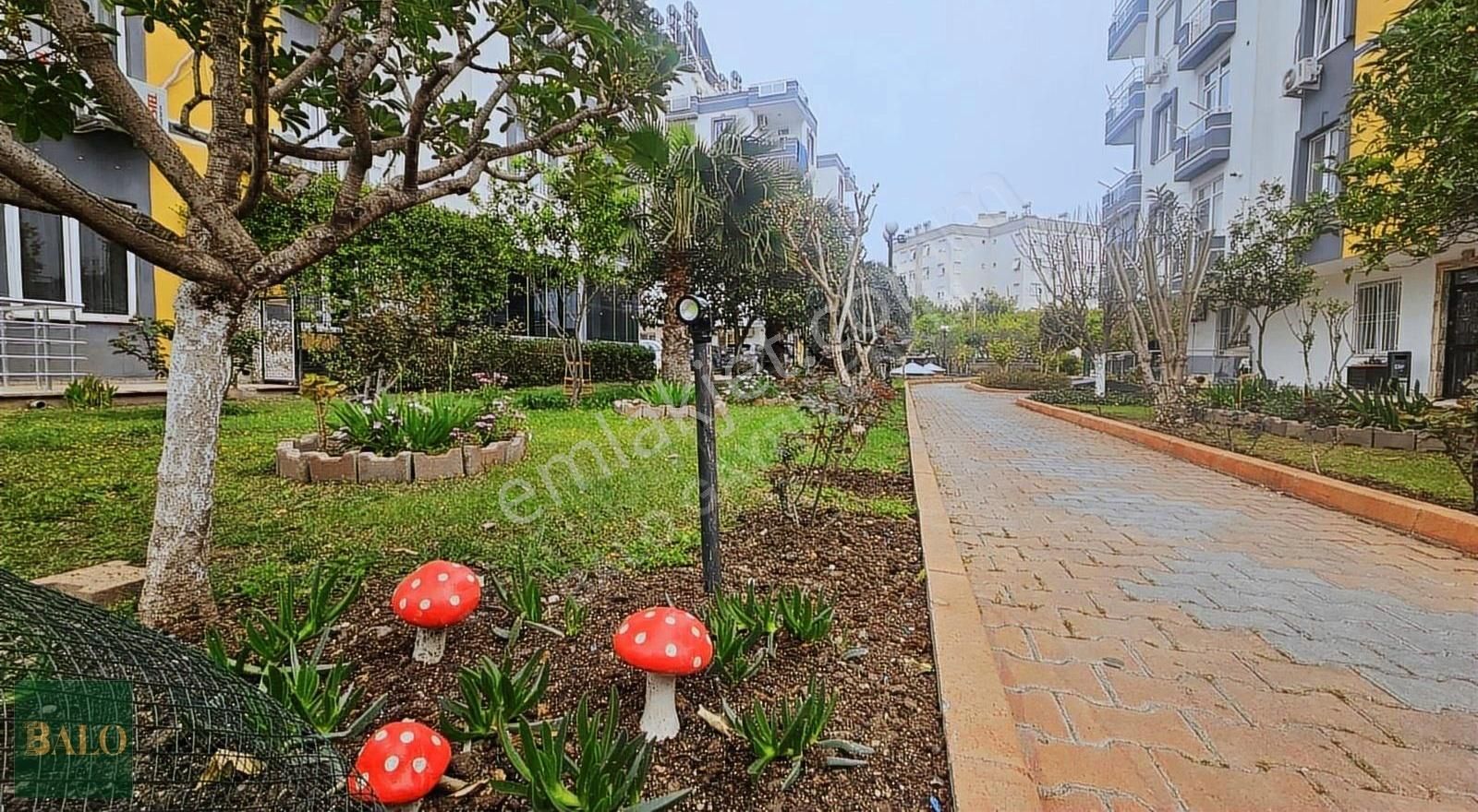 Antalya Konyaaltı Sitede Havuzlu Katta Ebeveyn Banyolu