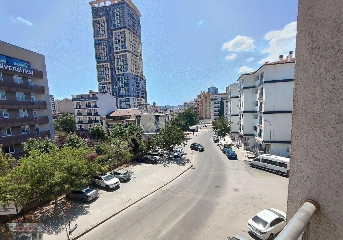 Orhantepe Mah Cadde Üzerinde Kullanışlı 2+1