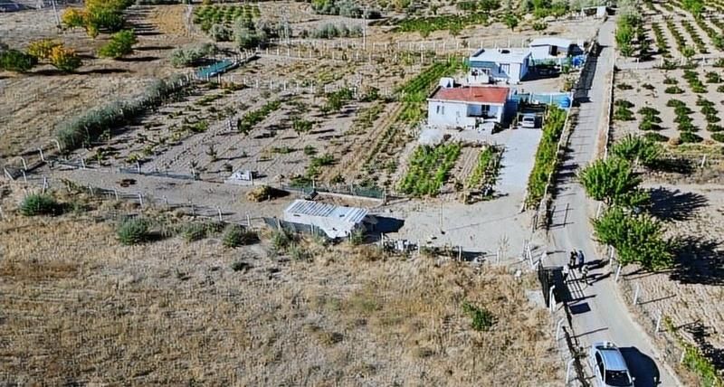 Nevşehir Çatta 5800m 2katlı 150 M Bag Evi Yapimina Uygun Bağ