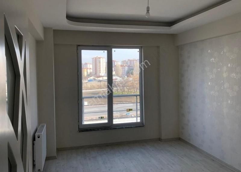Cadde Üzerinde Satılık Sıfır 3+1 Daire Çift Banyo Çift Balkon