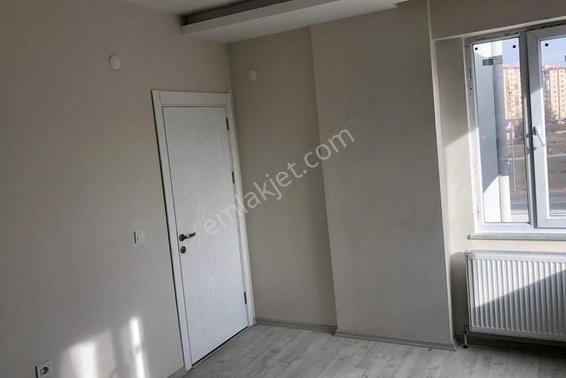 Cadde Üzerinde Kiralık 3+1 Daire Çift Banyo Çift Balkon
