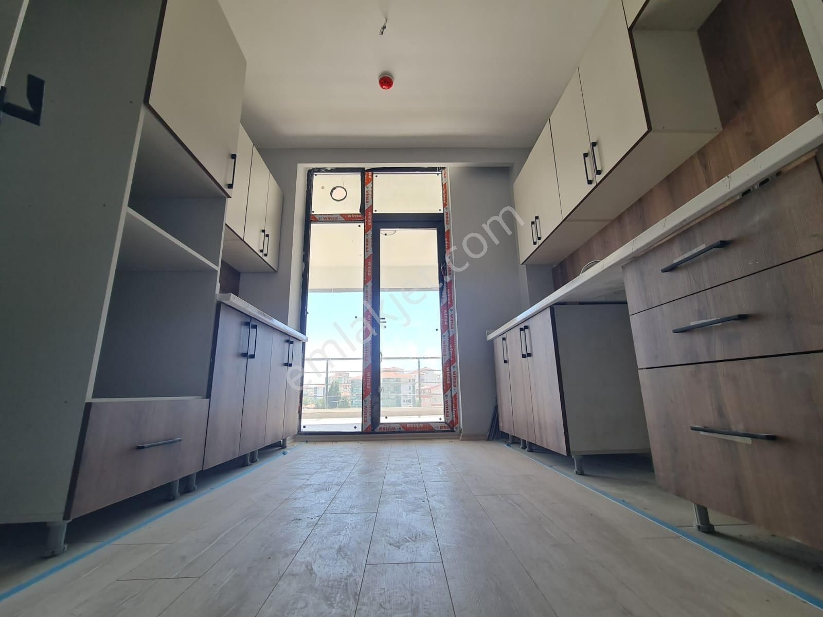 Yakacık'ta Bulvar Manzaralı Teras Balkon Yerden Isıtma Sıfır 3+1
